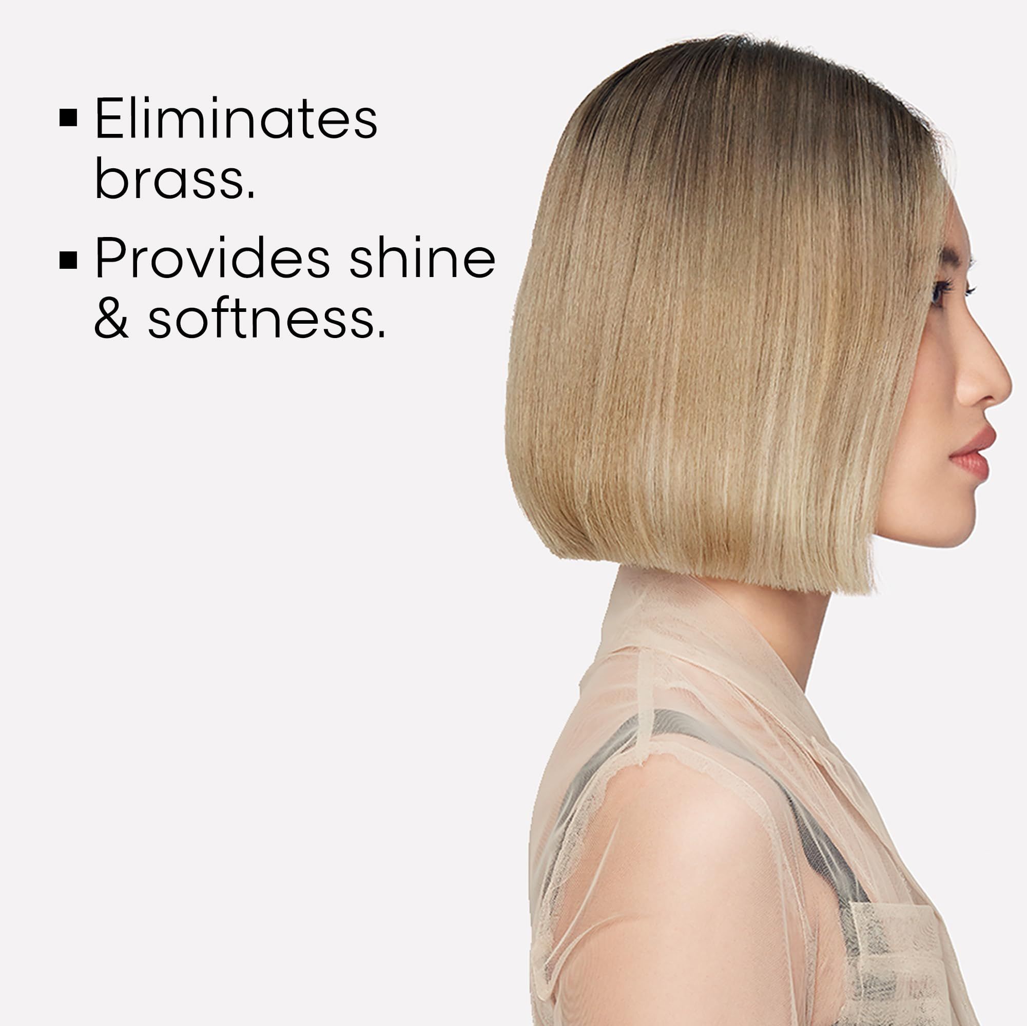 Eine Frau mit blondem Haar, das durch das Produkt behandelt wurde. Das Haar ist glatt und glänzend.