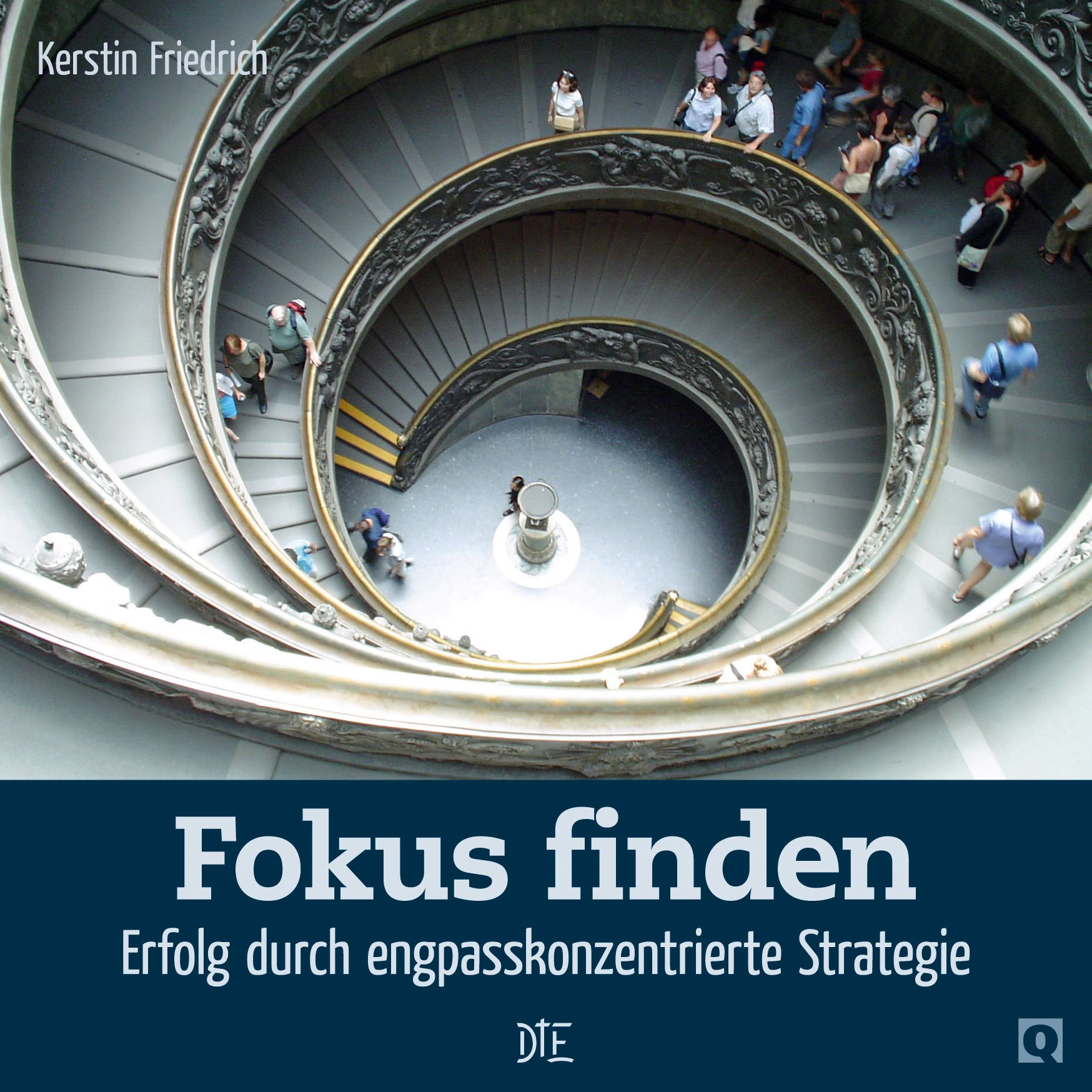 Buchcover mit Wendeltreppe und Personen. Titel: Fokus finden. Autorin: Kerstin Friedrich. Untertitel: Erfolg durch engpasskonzentrierte Strategie.