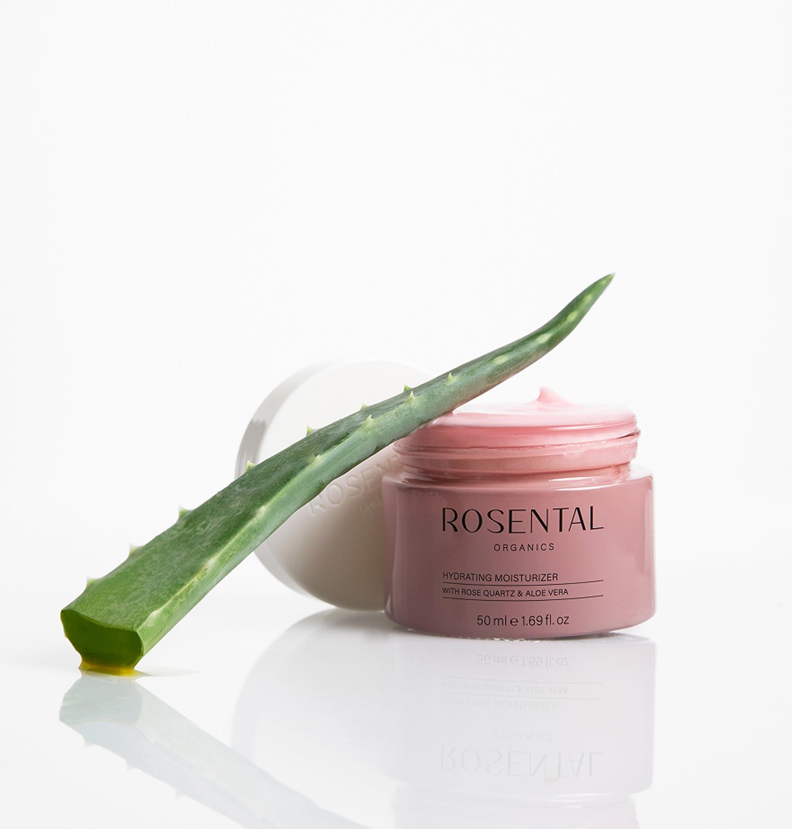 Offener Tiegel mit Creme, daneben Aloe Vera Blatt. Aufschrift: Rosental Organics, Hydrating Moisturizer. 50ml.