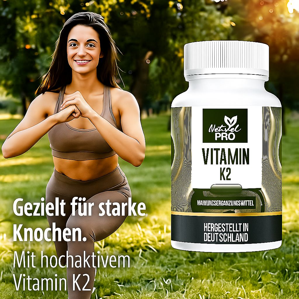 Frau trainiert im Freien, neben einer Flasche "Natural Pro Vitamin K2". Text: "Gezielt für starke Knochen."
