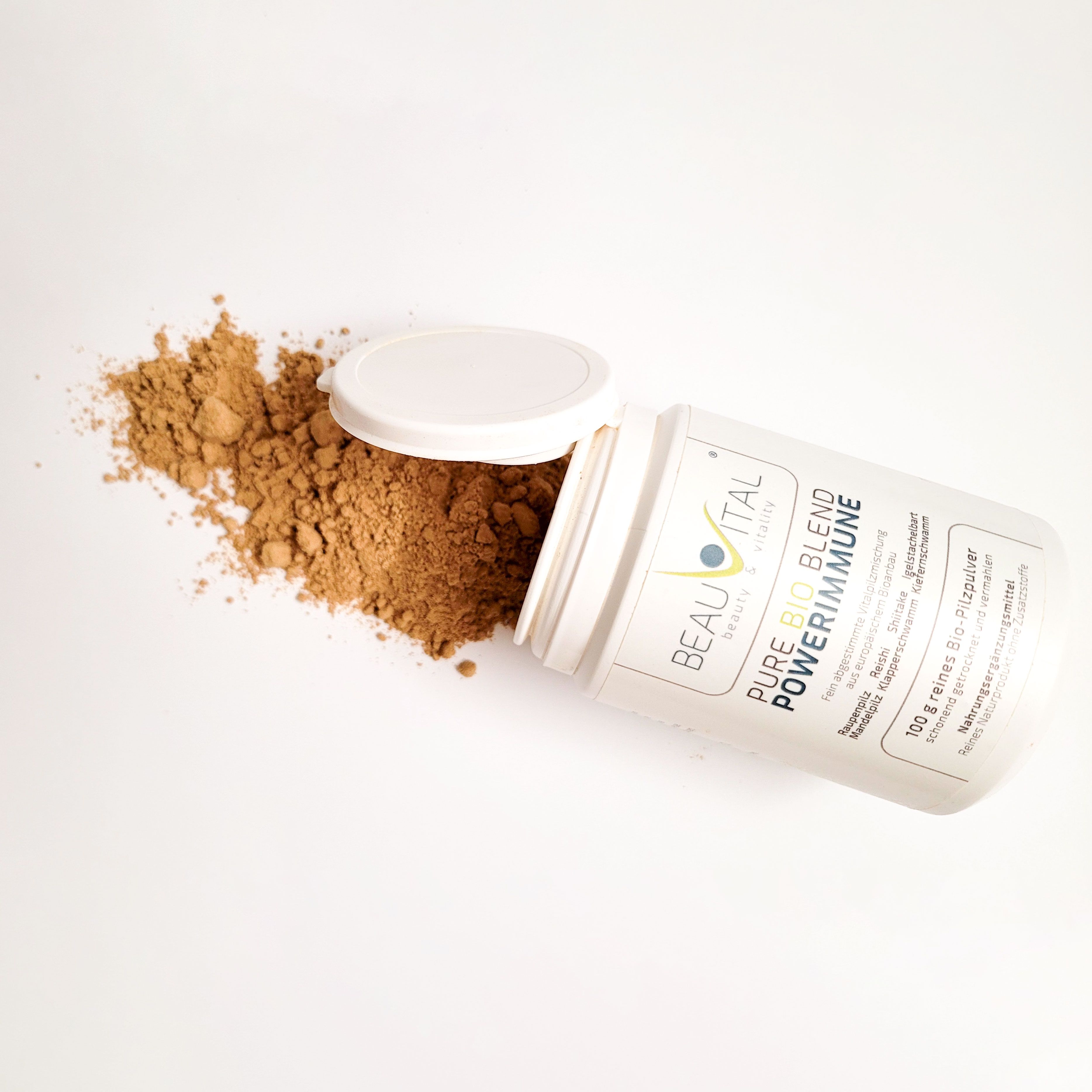 BEAUVITAL Pure Bio Blend Powerimmune Pilzpulver, Behälter geöffnet, Pulver daneben.