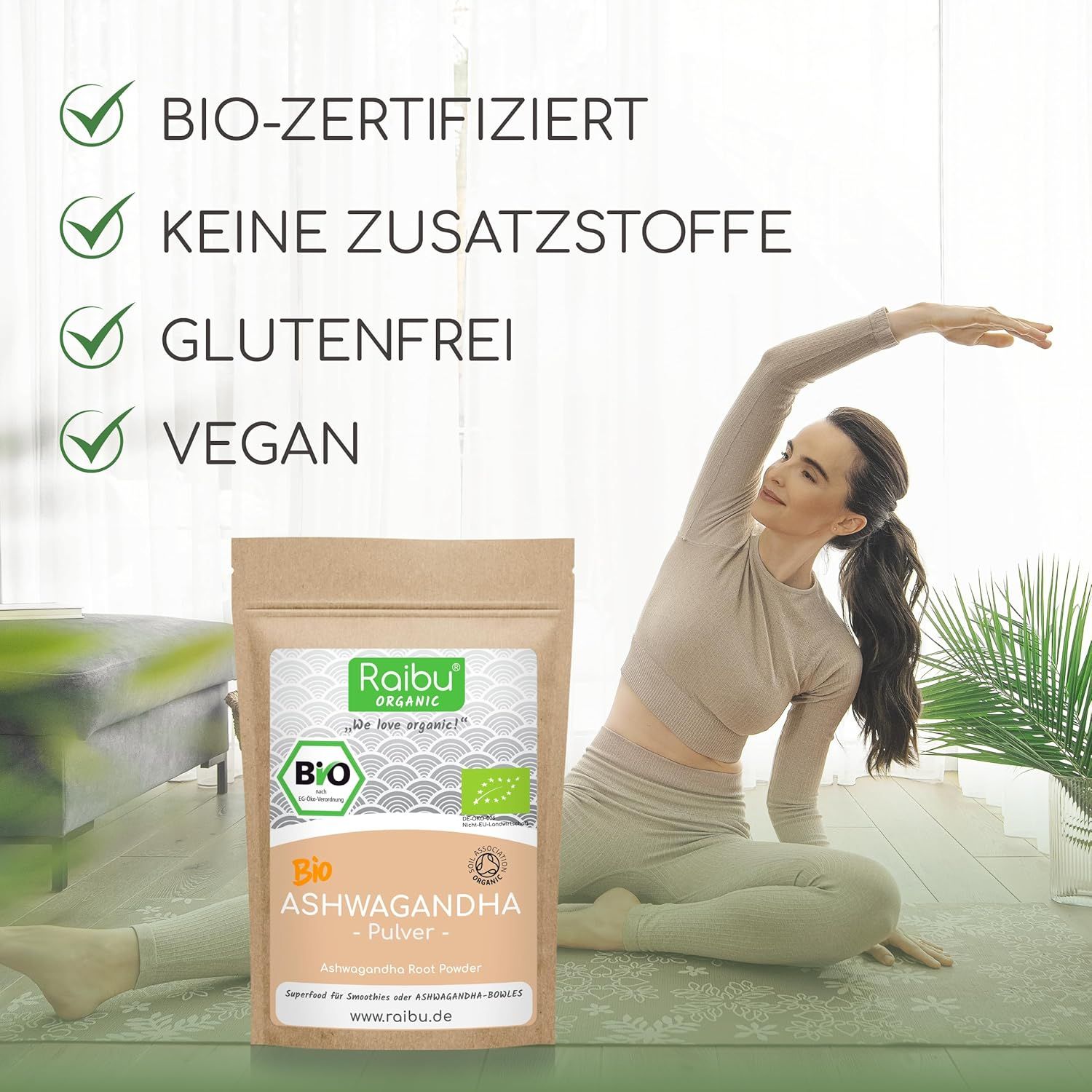 Beutel "RAIBU ORGANIC Bio Ashwagandha Pulver" neben Frau beim Yoga. Text: Bio-zertifiziert, keine Zusatzstoffe, glutenfrei, vegan.