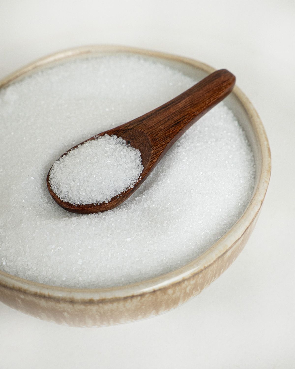 Holzlöffel mit buxtrade Saccharin Pulver in einer Schale, feine Körnung.