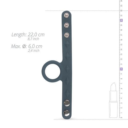 Graues Band mit Ring und Knöpfen. Abmessungen: Länge 22,0 cm, max. Ø 6,0 cm. Das Band hat eine rautenförmige Textur und Knöpfe. Ein Ring ist befestigt.