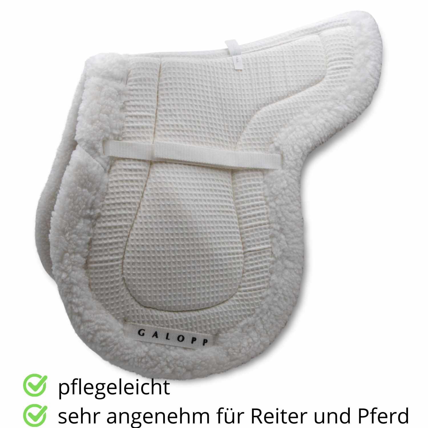 Weiße Satteldecke mit Wabenmuster und Fellrand. Mit Gurten und dem Schriftzug "GALOPP".
