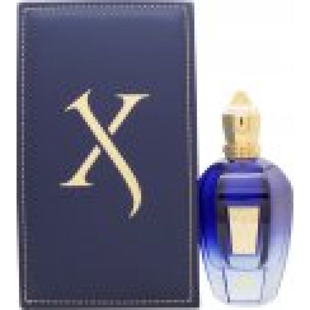 Blau-goldene Parfumflasche neben einer blauen Schachtel mit goldenem "X"-Logo. Flasche mit goldener Kappe.