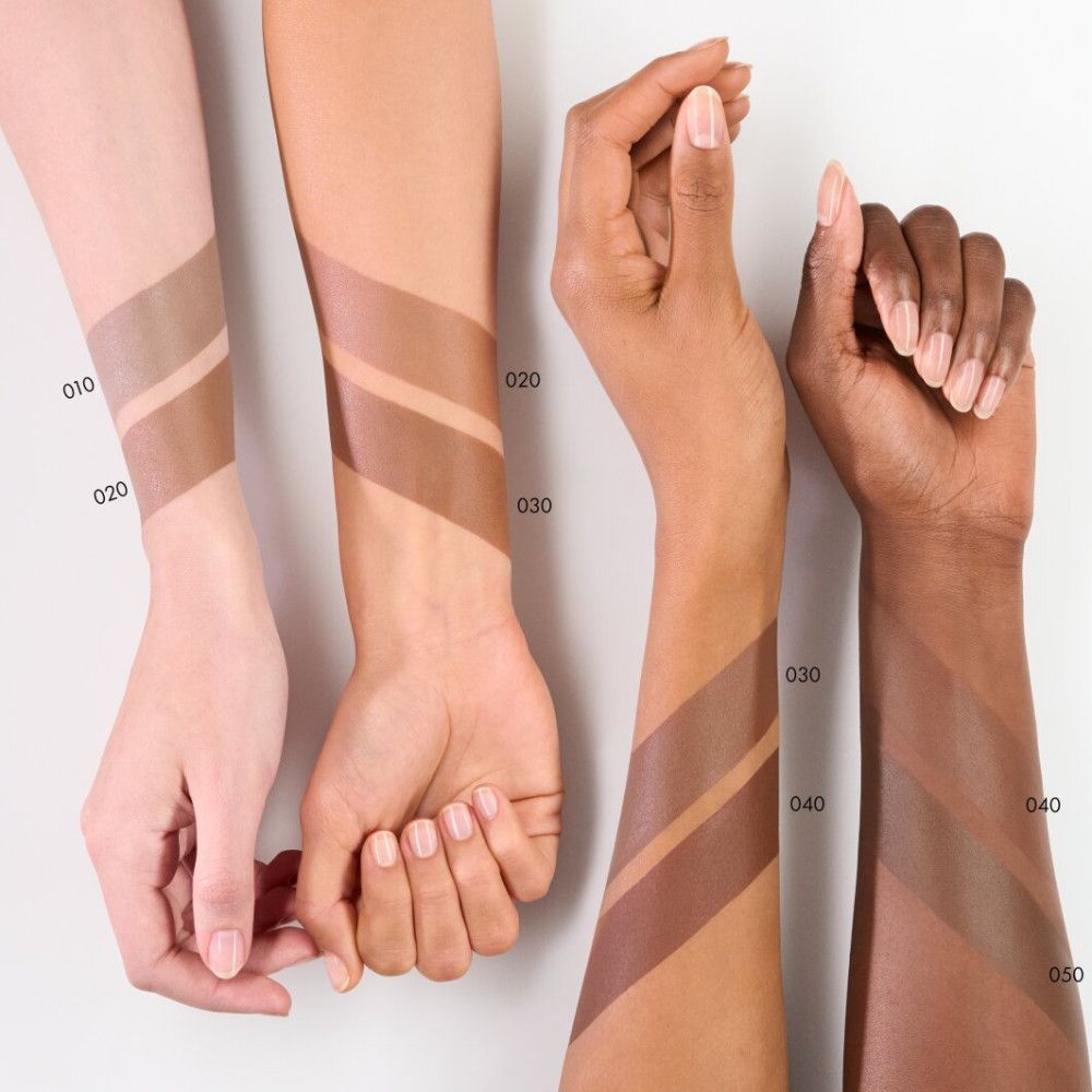 Arme mit verschiedenen Hauttönen, mit Contouring-Streifen. Farbnummern: 010, 020, 030, 040, 050.