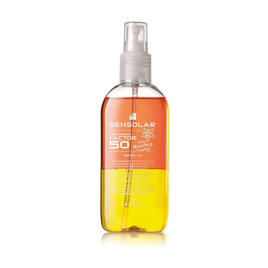 Sonnencreme-Spray. Zweifarbige Flasche mit Sprühkopf. Orange-gelbe Flüssigkeit. Aufschrift: Sensolar Duo Bronce LSF 50.