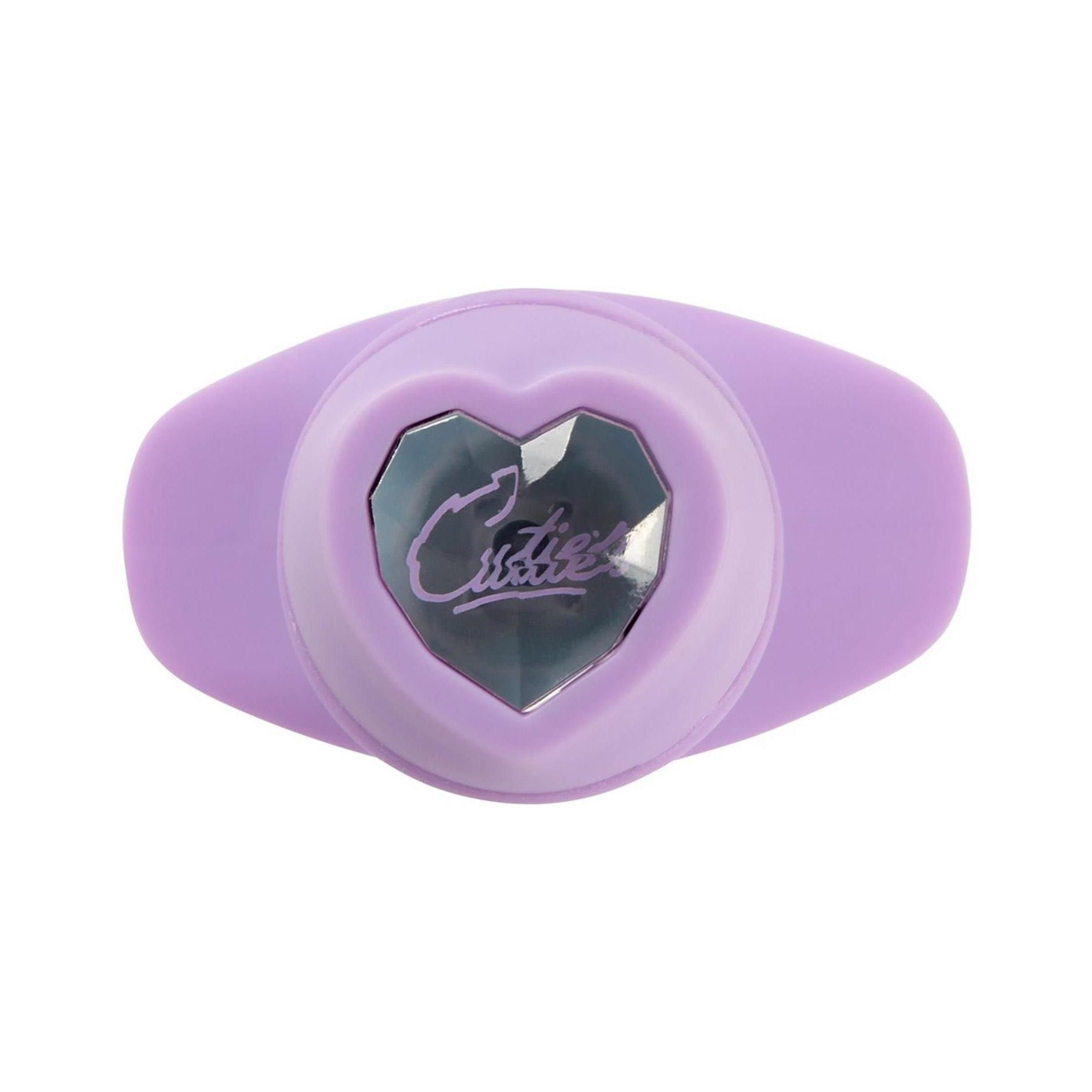 Lila Vibrator mit Herz-Design und Kristall. Marke: Cuties. Auf weißem Hintergrund.