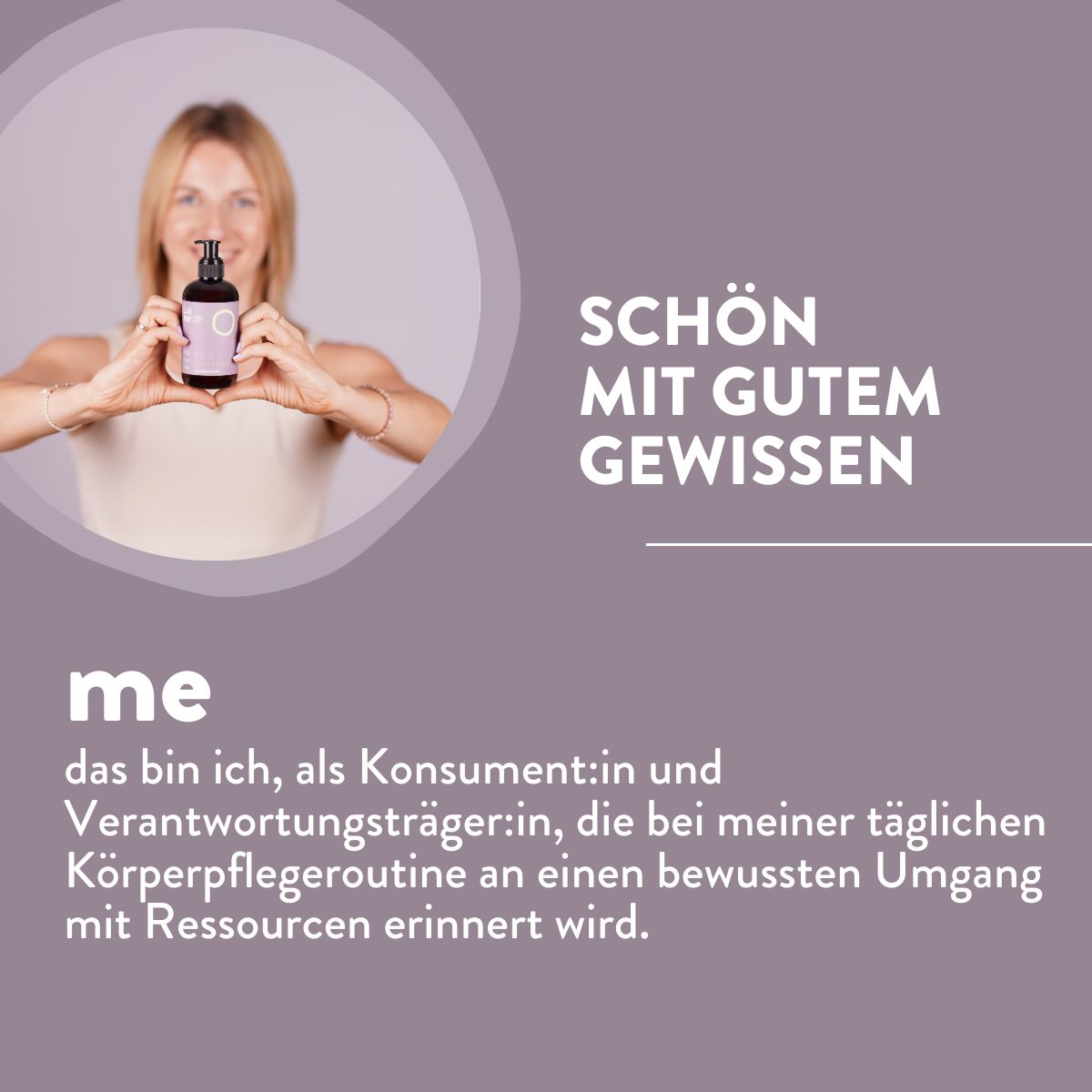 Frau hält eine braune Flasche mit schwarzem Pumpverschluss. Text: me, erinnert an einen bewussten Umgang mit Ressourcen.