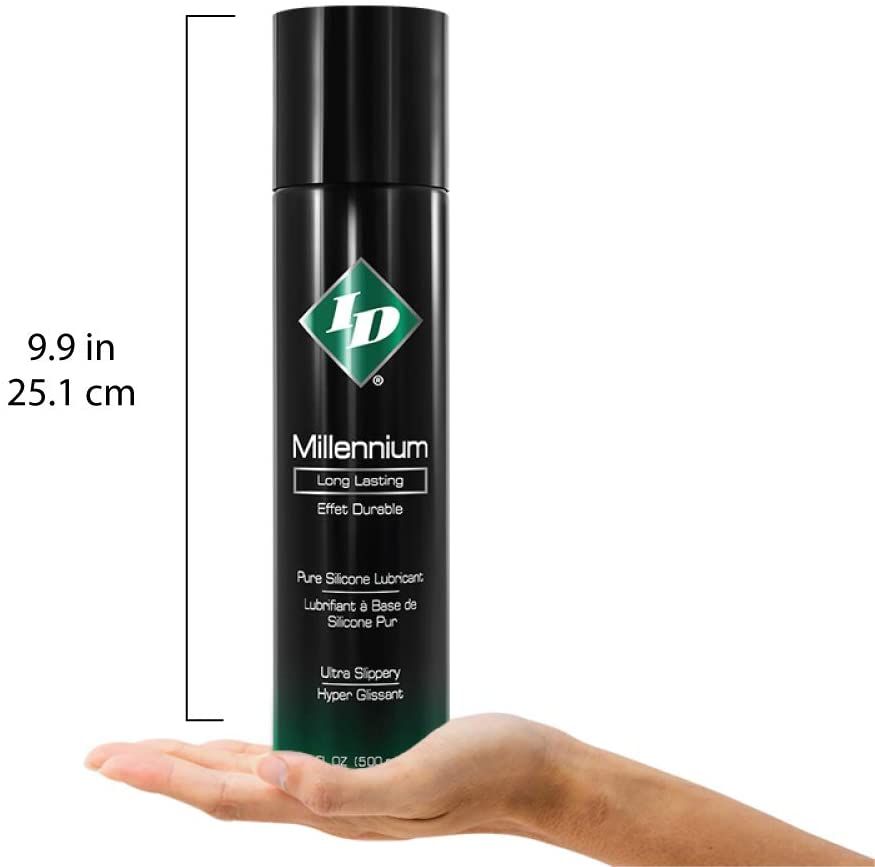 Zylindrische Flasche mit schwarzem Deckel. Grün-weißes Logo. Text: Millennium, Pure Silicone Lubricant. Gehalten in einer Hand.