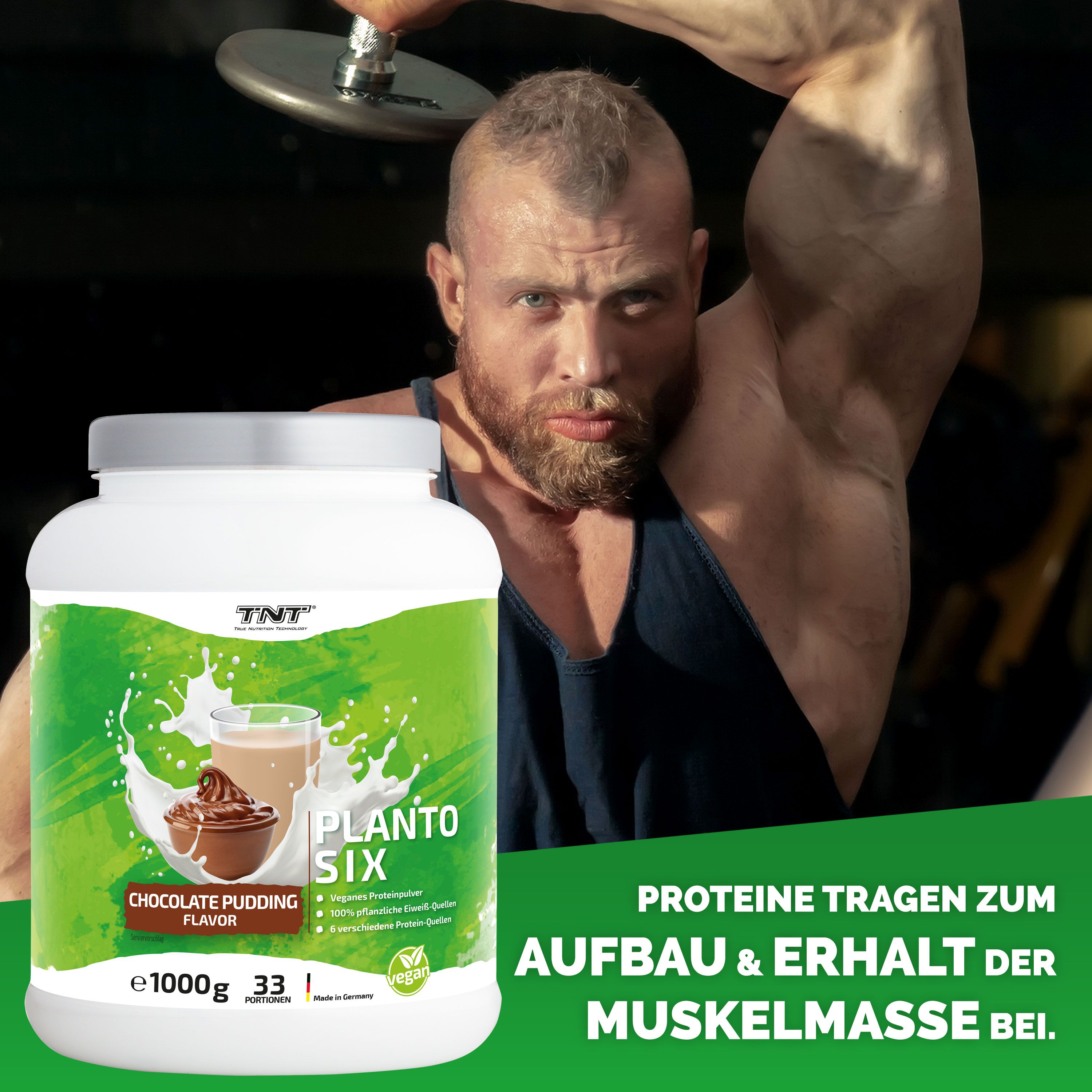 Mann mit Muskeln hält Hantel. Im Hintergrund: weiße Dose mit grünem Etikett. Aufdruck: TNT Planto Six, Schoko-Pudding Geschmack.