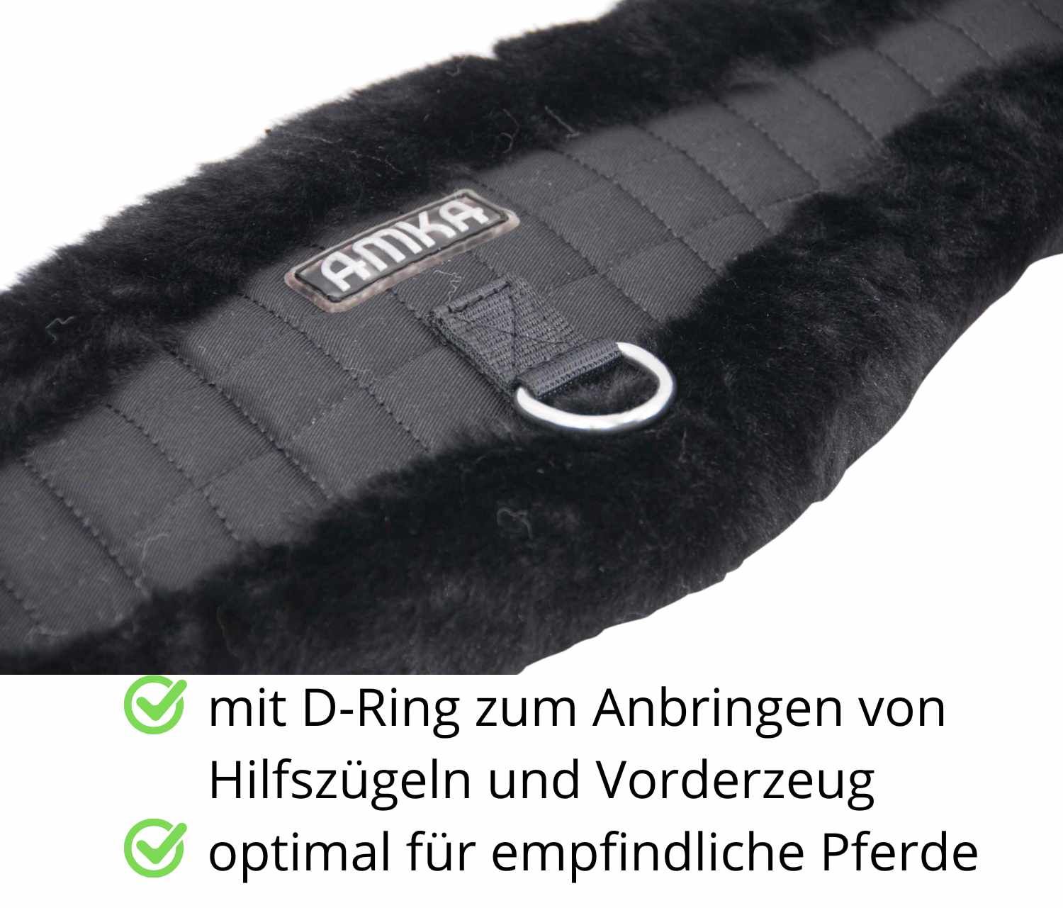 Nahaufnahme eines schwarzen AMKA Western Sattelgurts. Mit D-Ring und Fell. Text: mit D-Ring zum Anbringen von Hilfszügeln und Vorderzeug.
