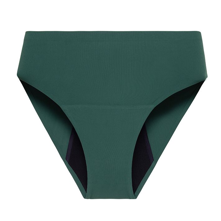 Grüne Periodenunterhose. Hoher Bund, dunkler Einsatz im Schrittbereich. Blick von vorne.