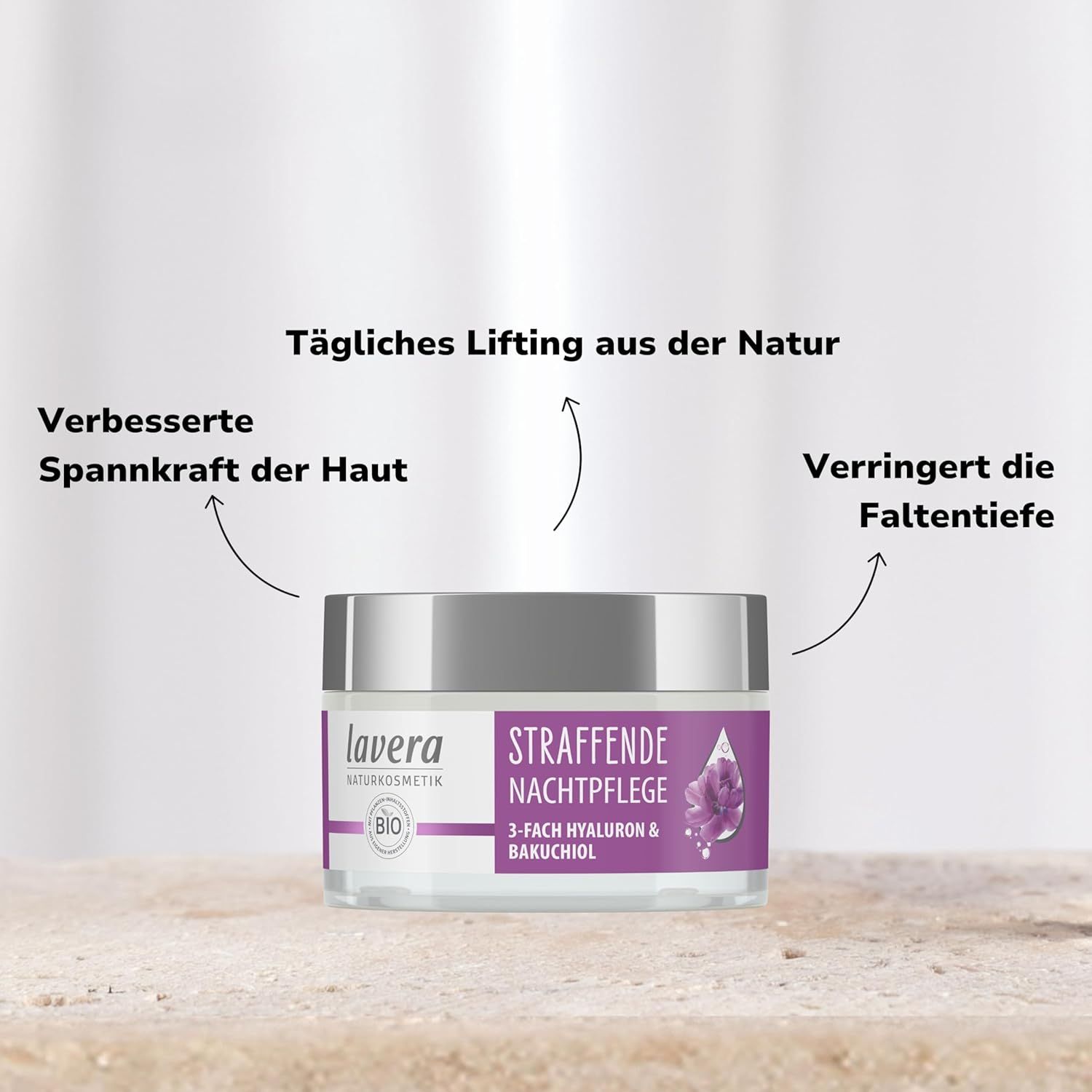 Creme-Tiegel mit lila Etikett. Text: Straffende Nachtpflege, 3-fach Hyaluron & Bakuchiol. Marke: lavera. Bio-Siegel.