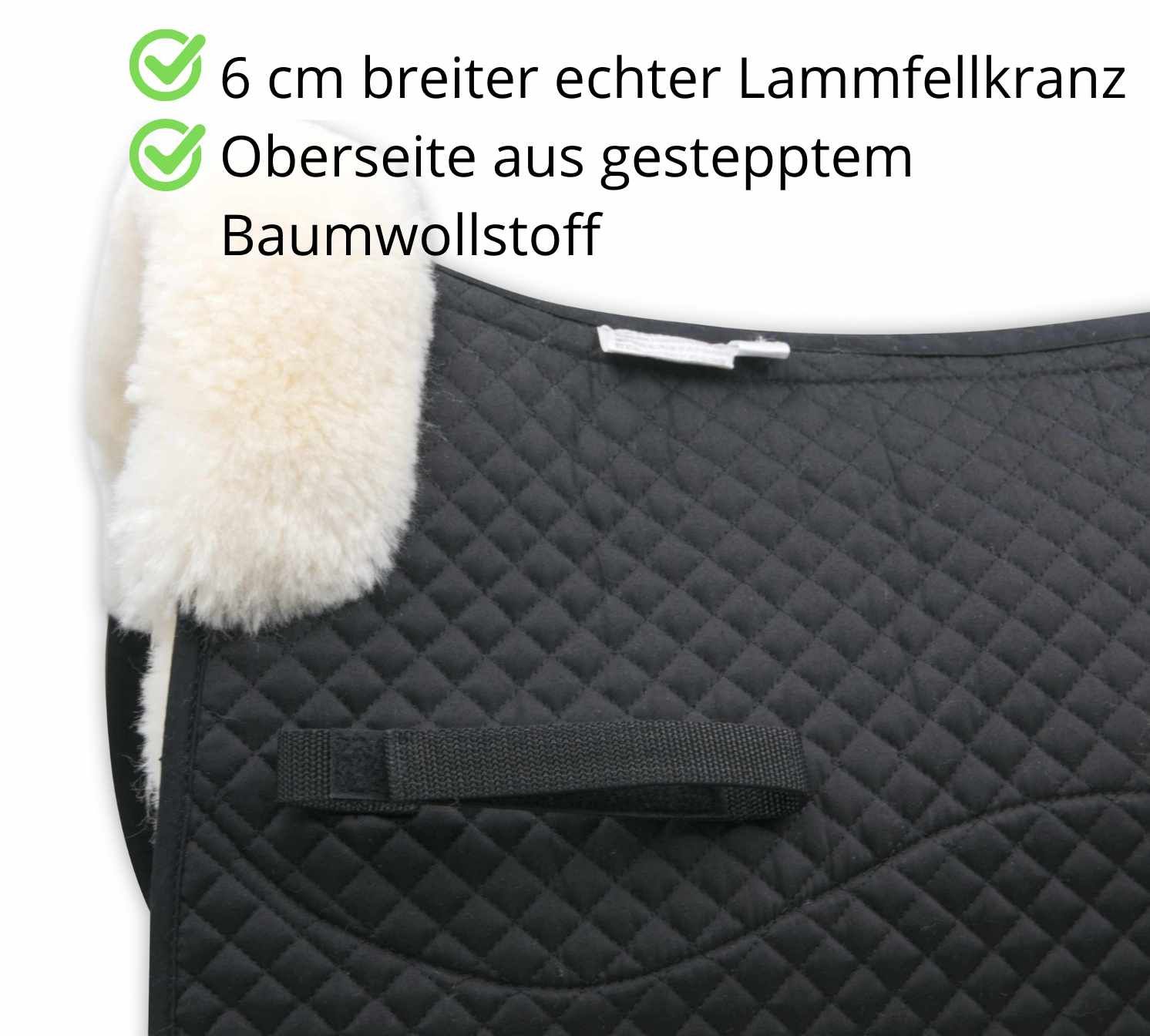 Detailansicht des Sattelkissens mit Lammfellkante und Steppstoff. Text: 6 cm breiter echter Lammfellkranz, Oberseite aus Baumwollstoff.