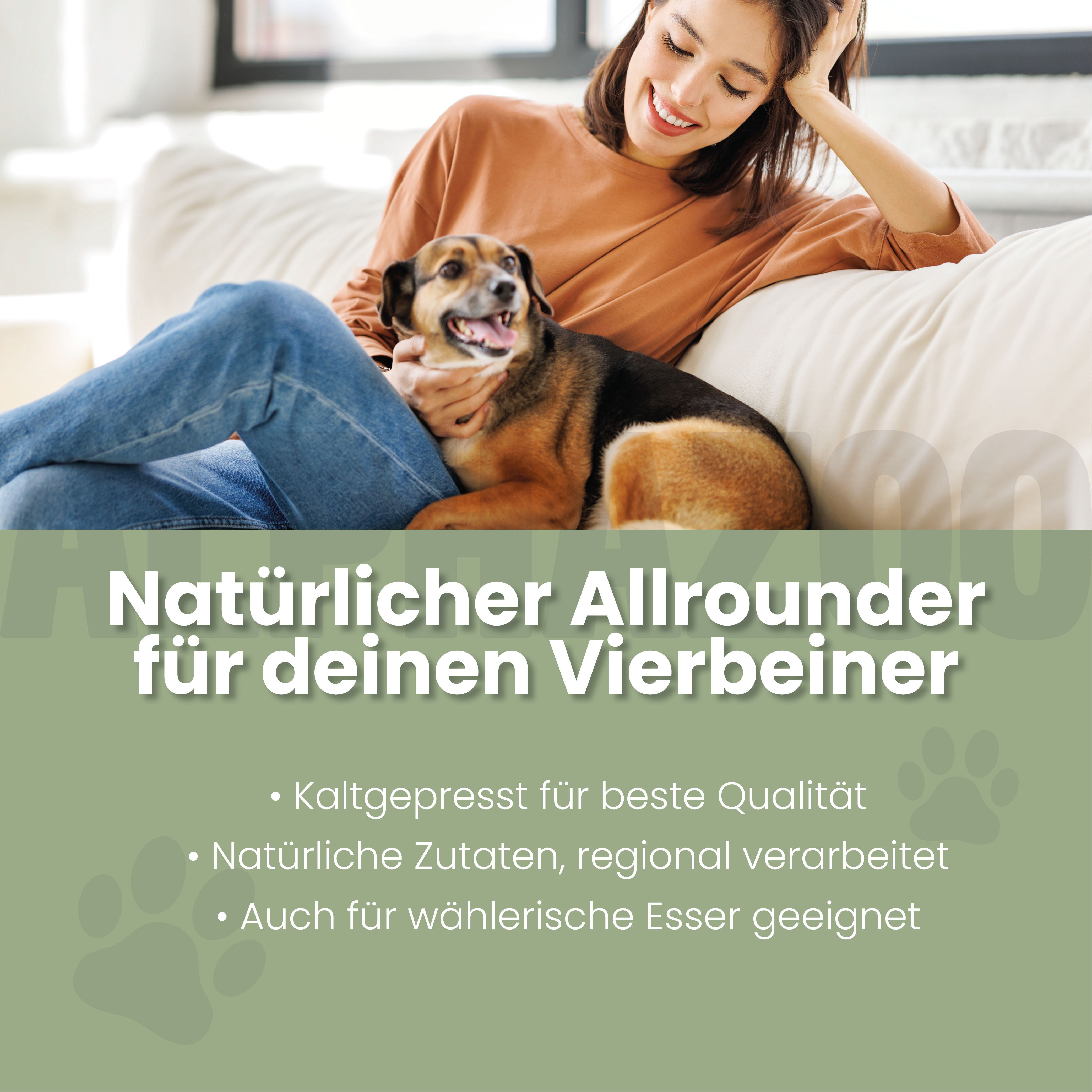 Frau mit Hund auf Sofa. Text: Natürlicher Allrounder für deinen Vierbeiner. Kaltgepresst, natürliche Zutaten, auch für wählerische Esser.
