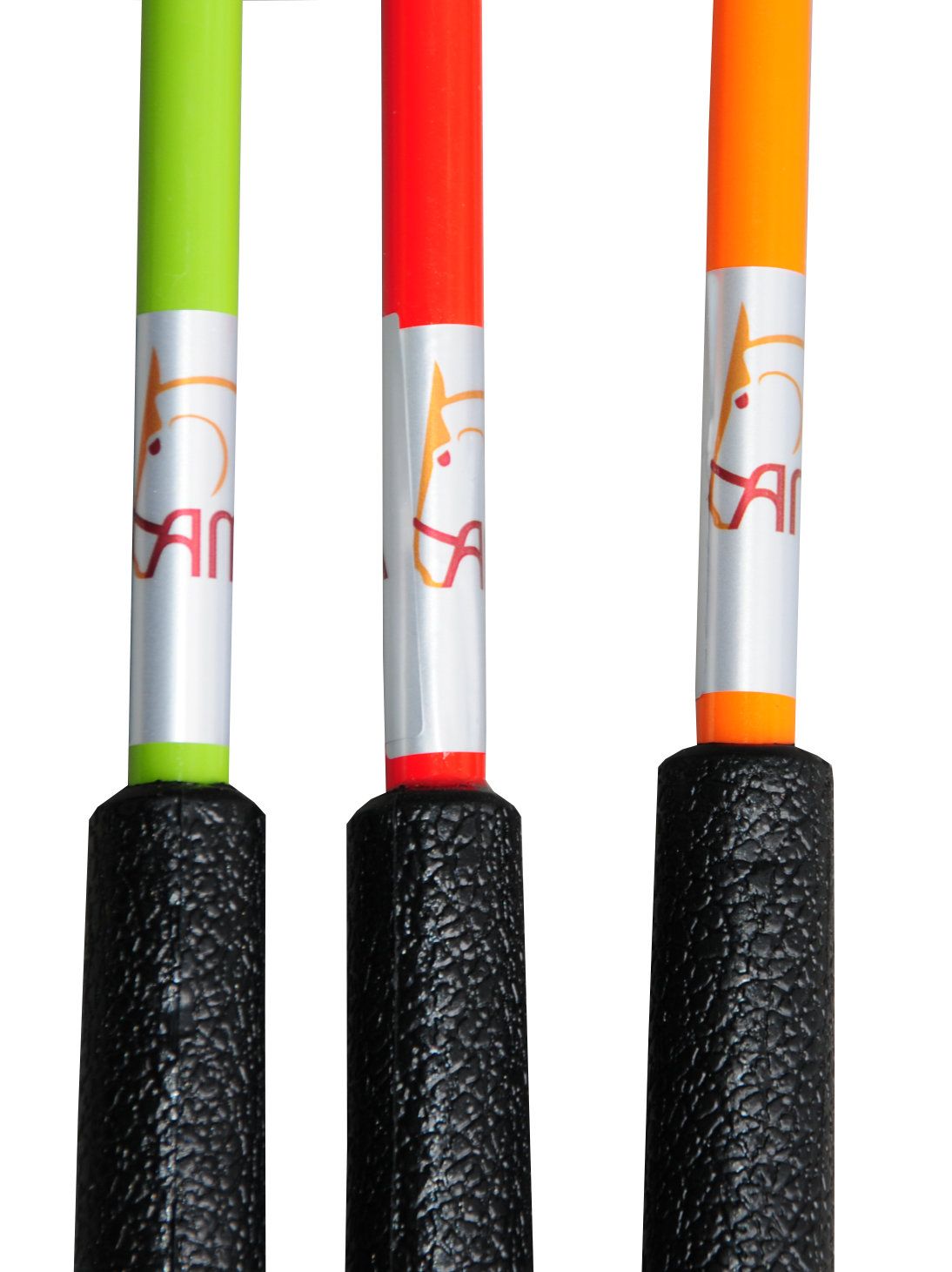 Drei Kontaktstöcke mit farbigen Spitzen. Grüne, rote und orangefarbene Spitzen mit AMKA-Logo. Schwarze Griffe.