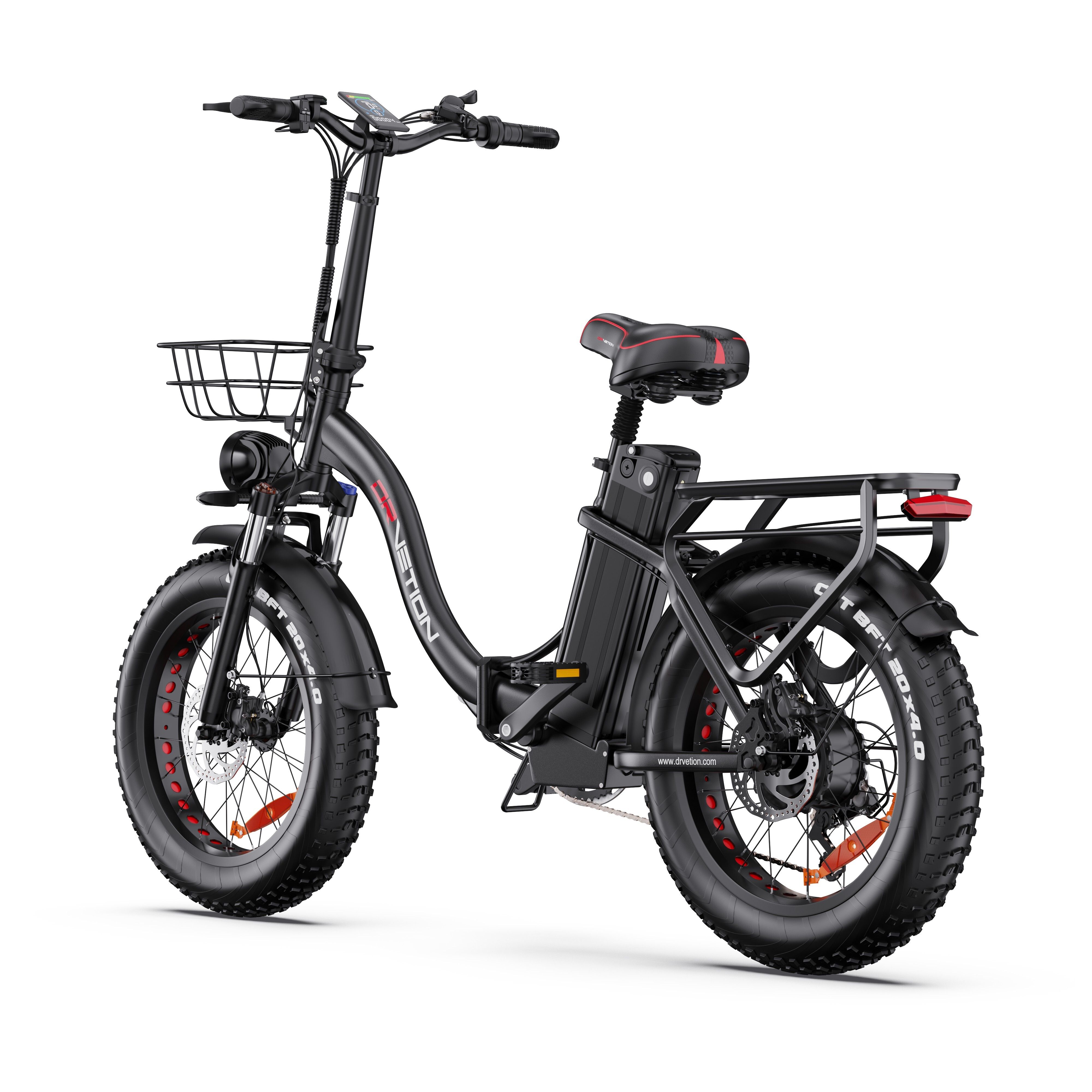 Schwarzes E-Bike mit Korb, Batterie und Gepäckträger. Fette Reifen, roter Sattel. DRVETION Schriftzug.