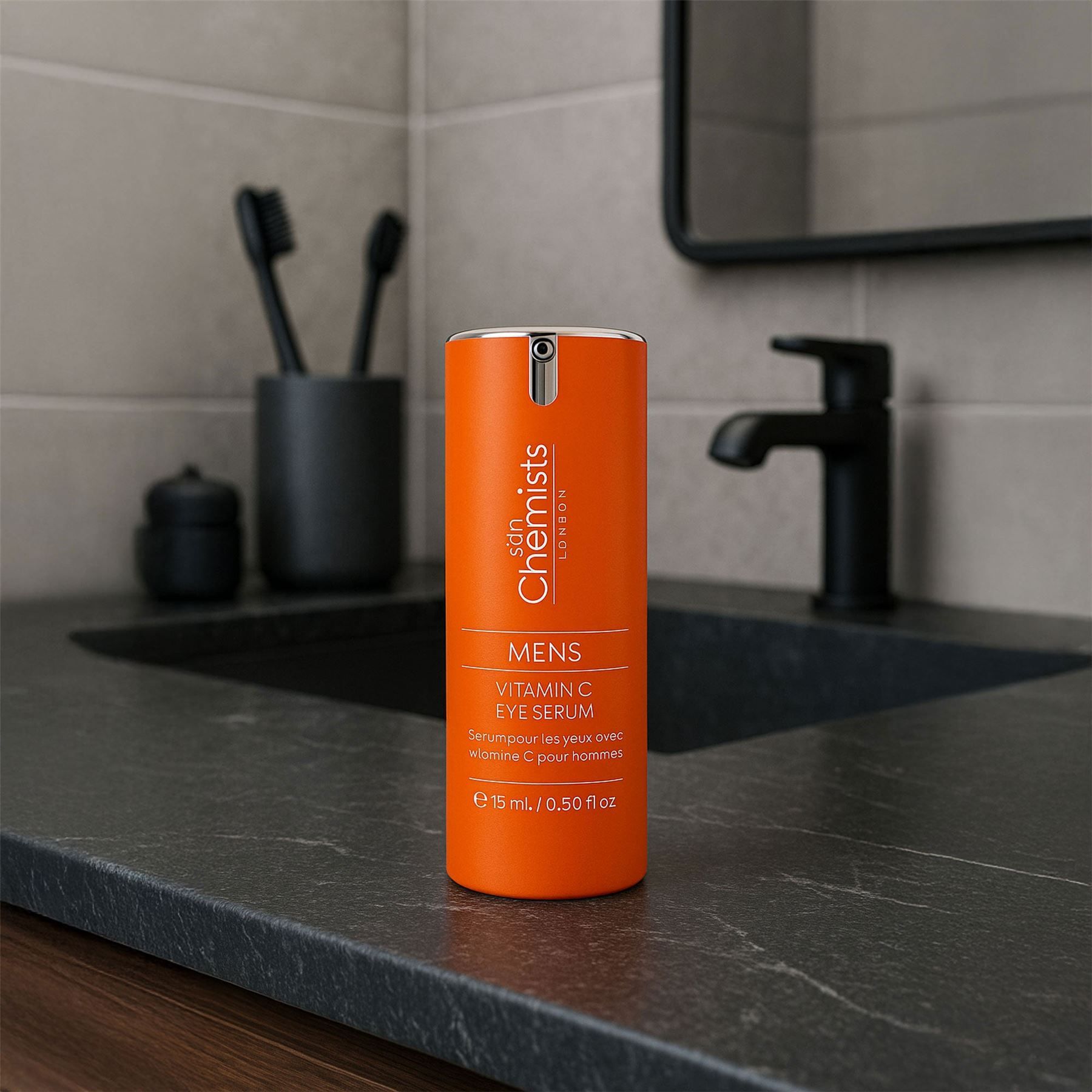 SkinChemists Augenserum für Männer auf einem Waschbecken im Badezimmer.