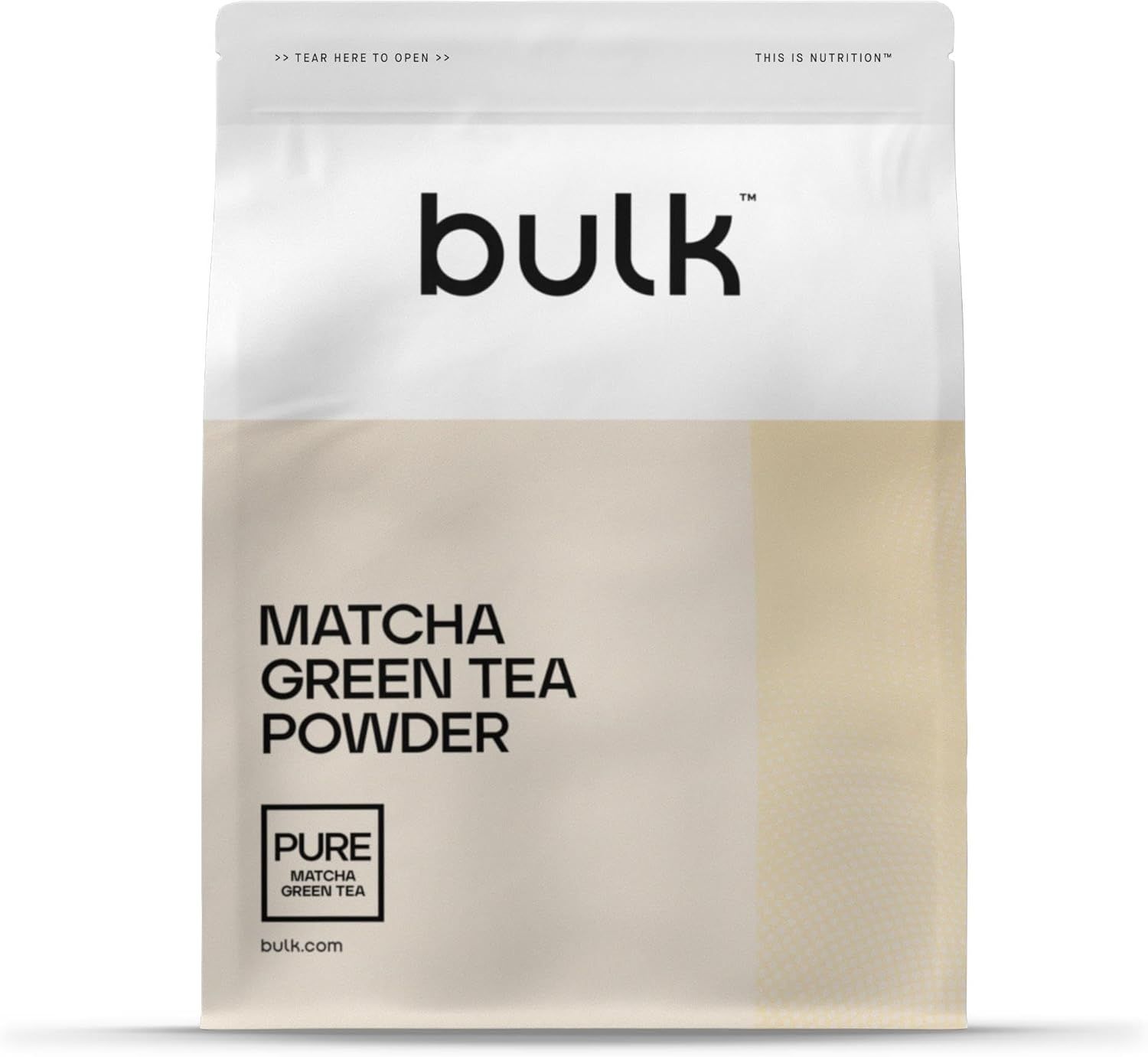 Verpackung mit Matcha Grüntee Pulver. Weißer Beutel mit schwarzem Schriftzug "bulk" und Produktbezeichnung. "Pure Matcha Green Tea".