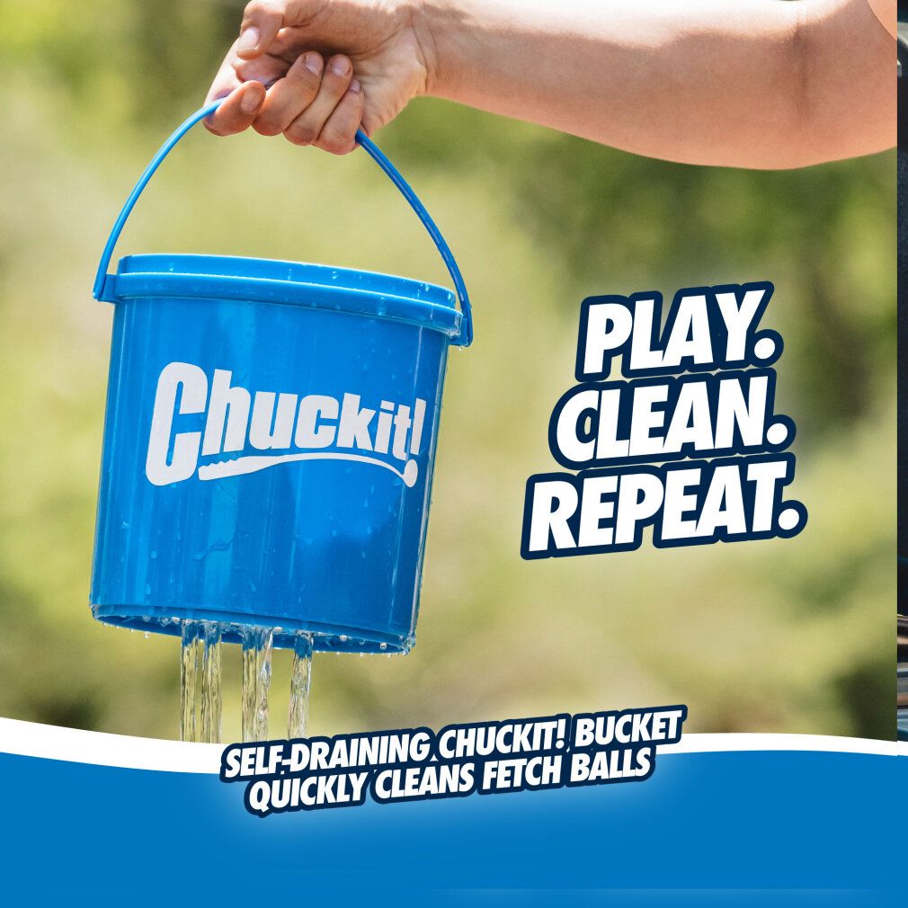 Blauer Chuckit! Eimer mit Tragegriff, Wasser läuft heraus. Text: Play. Clean. Repeat.