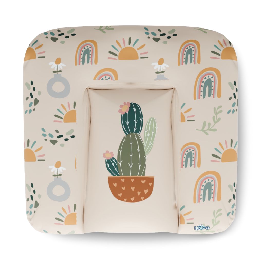 Wickelauflage mit Kaktus-Motiv. Beige mit Regenbogen- und Sonnen-Design. Quadratische Form mit erhöhten Rändern.