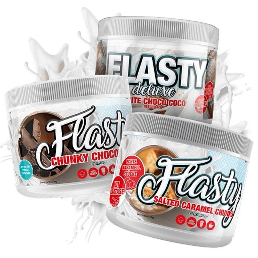 Drei Dosen Flasty Geschmackspulver. Sorten: Chunky Choco, White Choco Coco, Salted Caramel Chunks. Transparente Behälter mit weißem Deckel und Etikett.