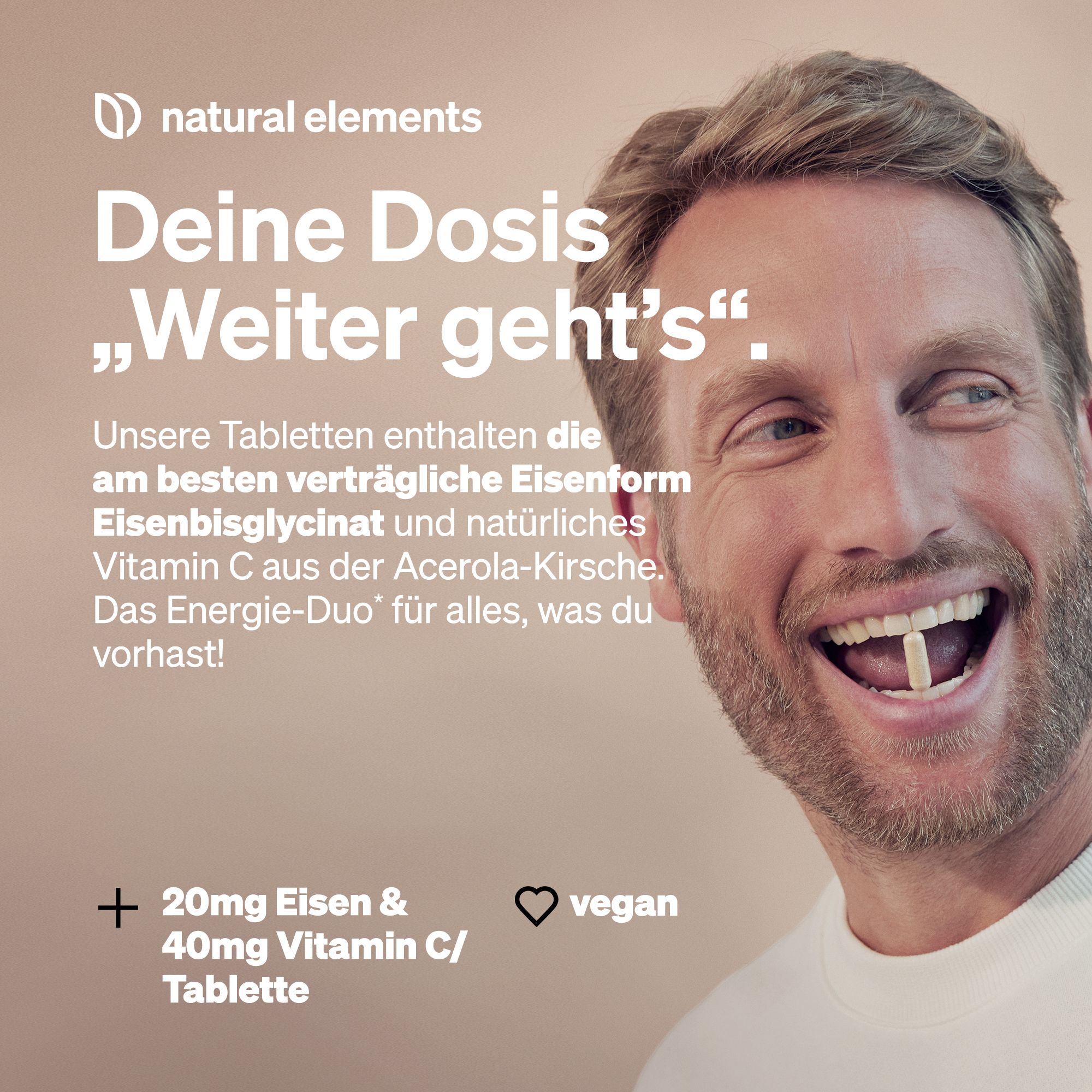 Mann lächelt. Aufschrift: Deine Dosis, weiter geht's. Enthält 20mg Eisen & 40mg Vitamin C. Vegan.