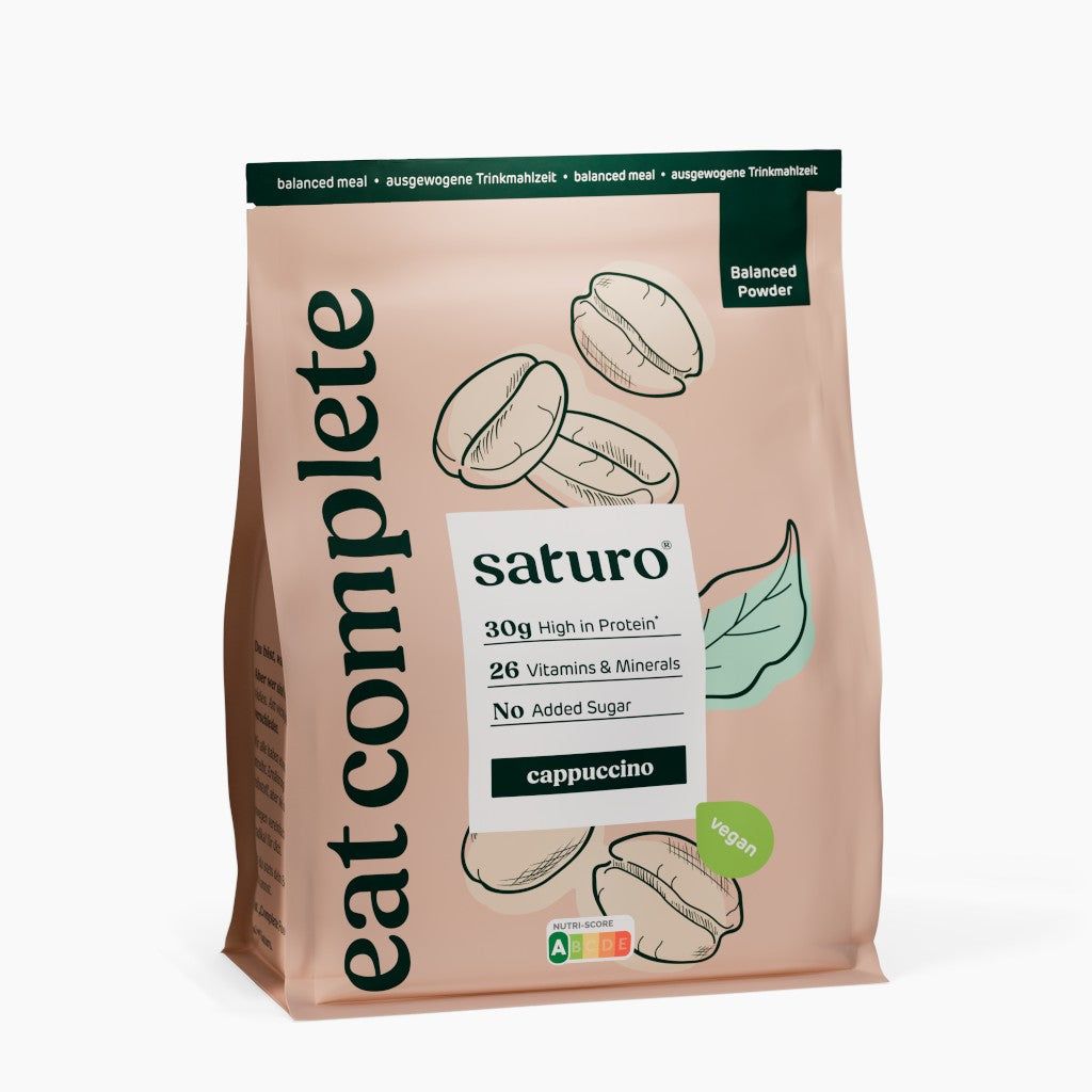 Beutel mit Saturo Trinkmahlzeit Cappuccino. Aufdrucke: 30g Protein, 26 Vitamine & Mineralien, ohne Zuckerzusatz, vegan.