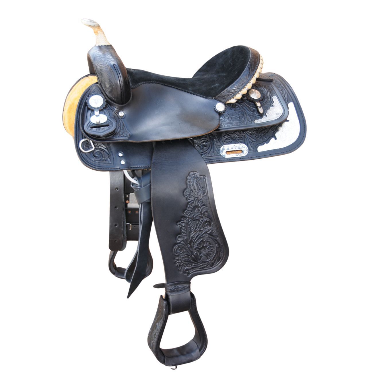 Schwarzer Westernsattel mit silbernen Verzierungen. Gesamtansicht des Sattels.