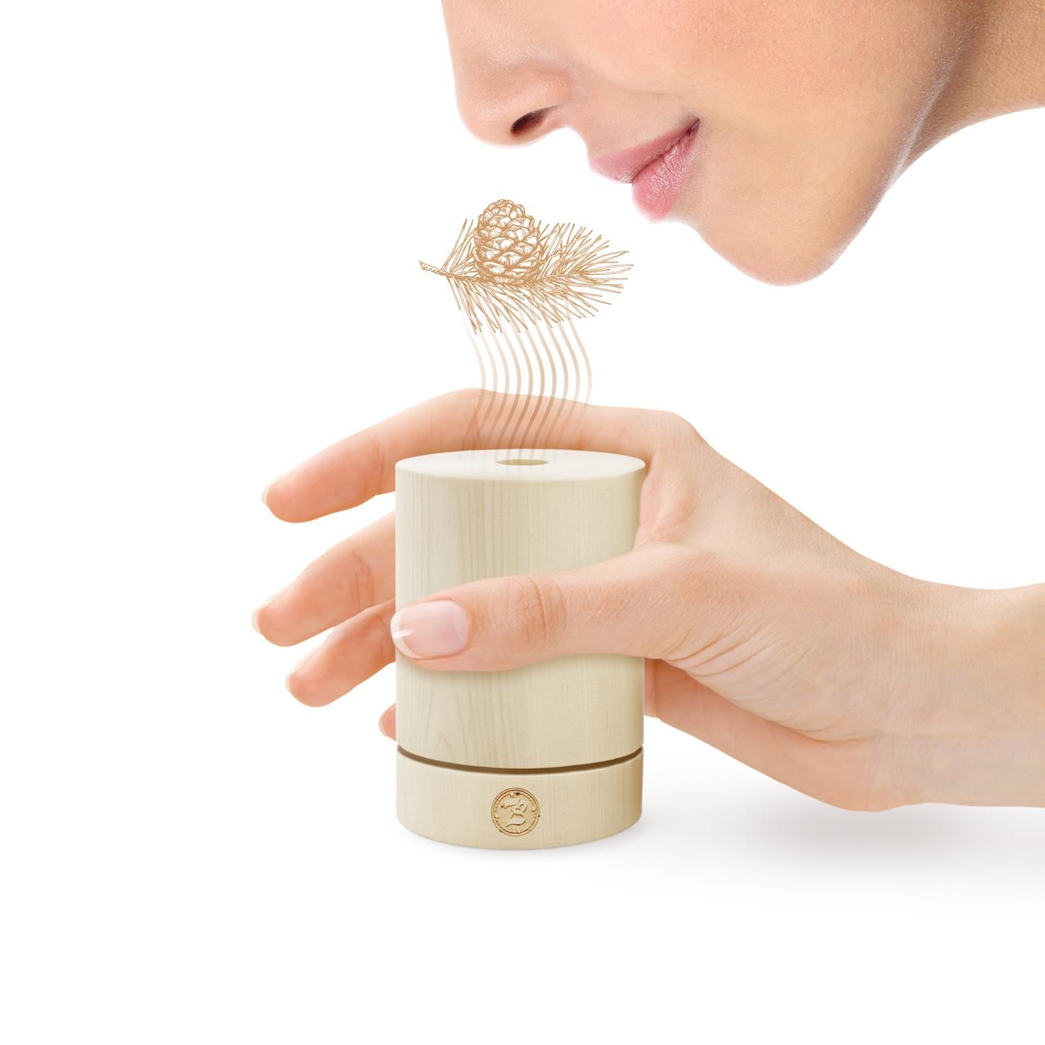 Eine Frau atmet an einem Holzdiffusor. Über dem Diffusor ist eine goldene Kiefernzweig-Illustration zu sehen.