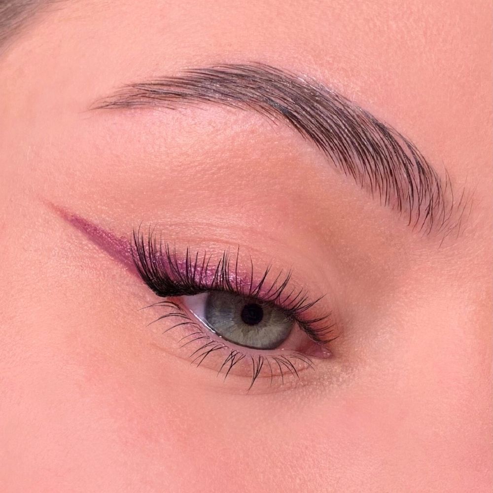 Auge mit lila Lidstrich. Augenbraue. Wimpern. Hautton.