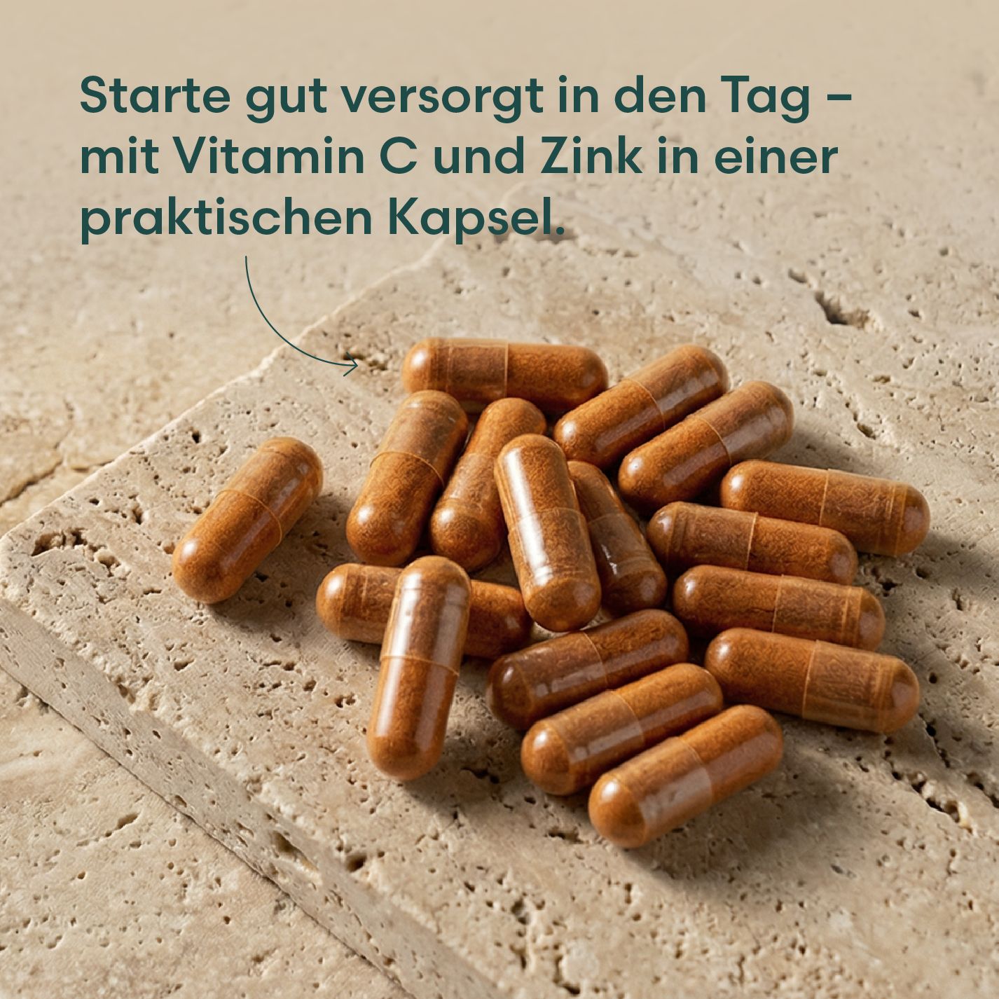Haufen brauner Kapseln auf einer Steinplatte. Kapseln sind länglich. Text: Vitamin C + Zink in einer praktischen Kapsel.