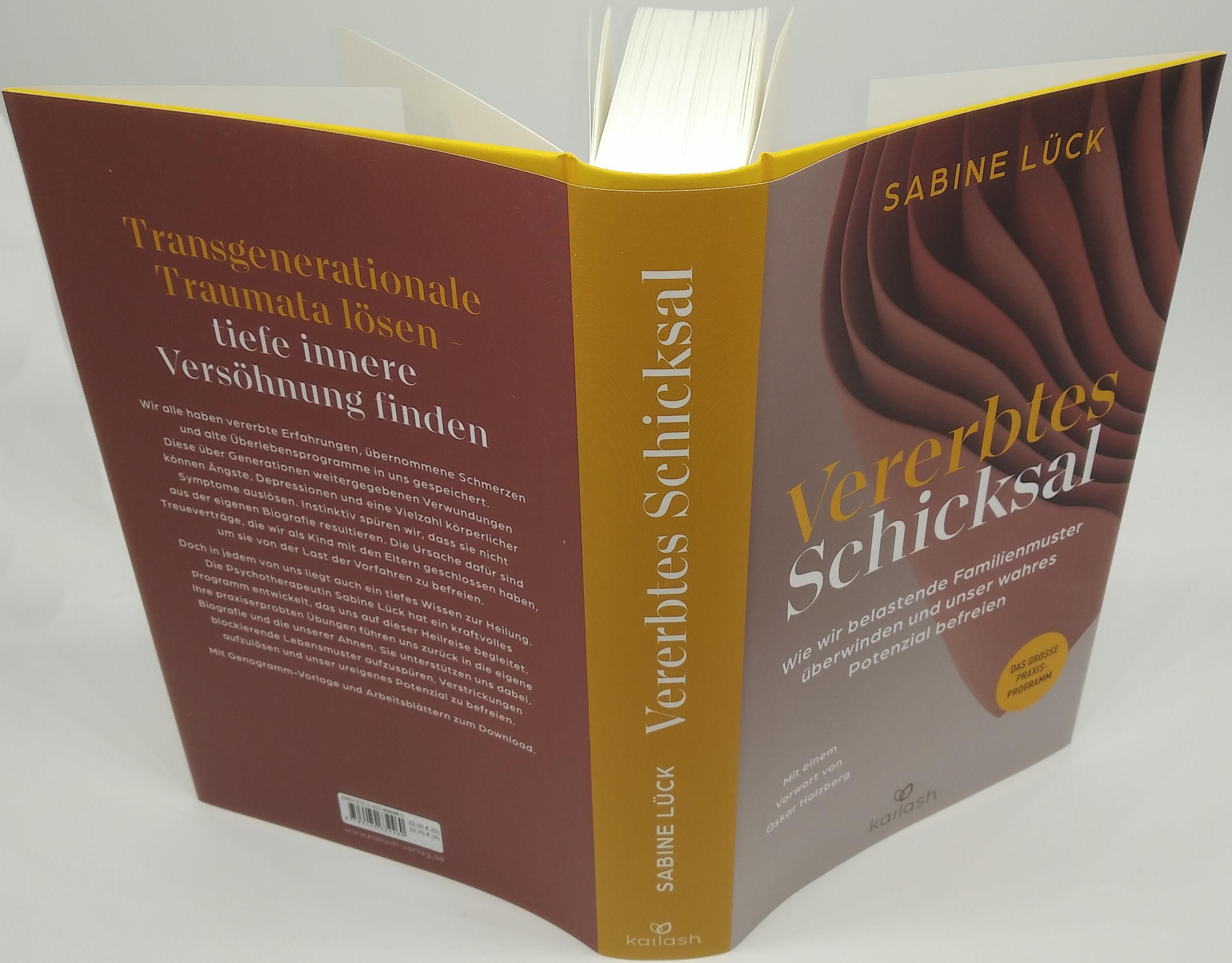 Buch Vererbtes Schicksal, von Sabine Lück. Cover und Innenseiten sichtbar. Titel, Autorin und Verlag Kailash.