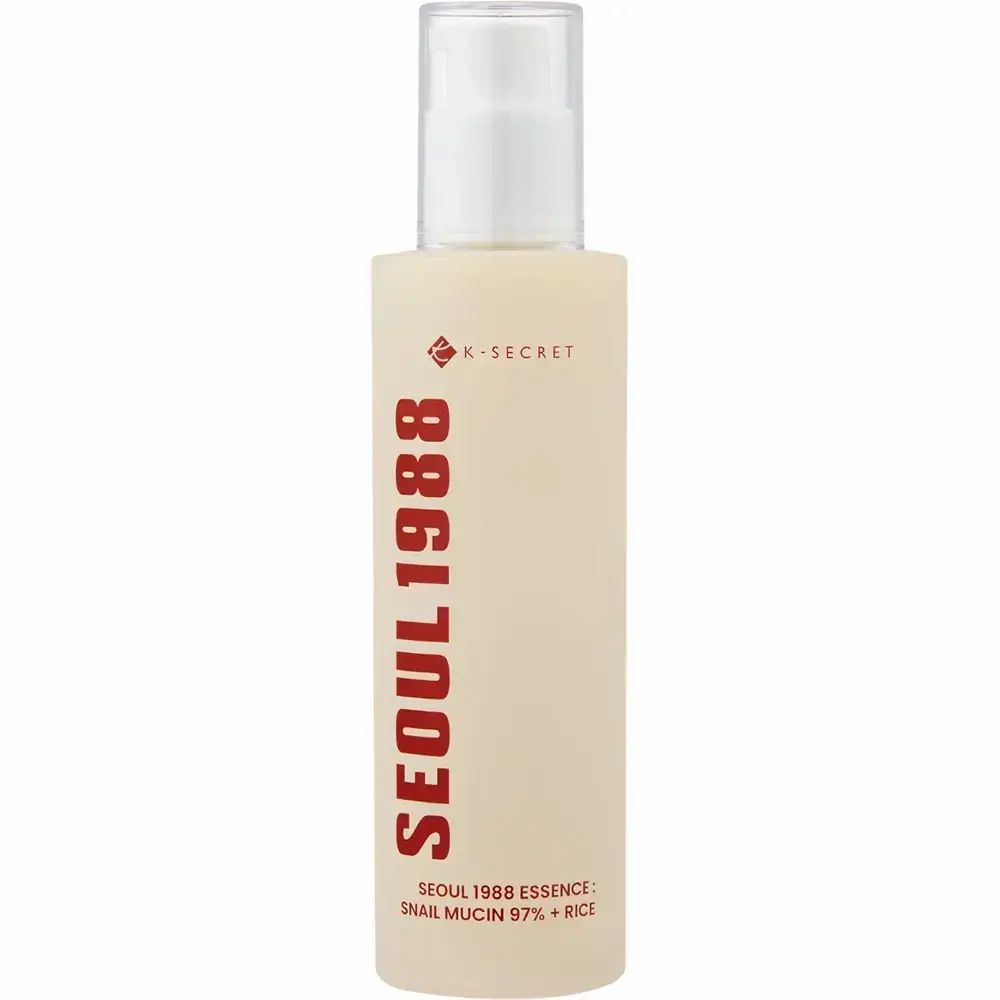 Beige Flasche mit weißem Pumpverschluss. Roter Schriftzug: SEOUL 1988. Text: K-SECRET, SEOUL 1988 ESSENCE, SNAIL MUCIN 97% + RICE.