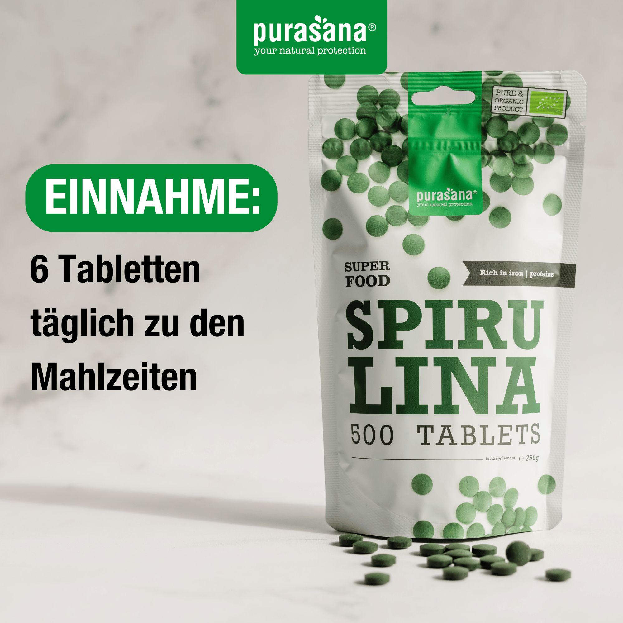Beutel mit Spirulina-Tabletten. Aufschrift: Spirulina, 500 Tabletten. Marke: Purasana. Text: Einnahme: 6 Tabletten täglich zu den Mahlzeiten.
