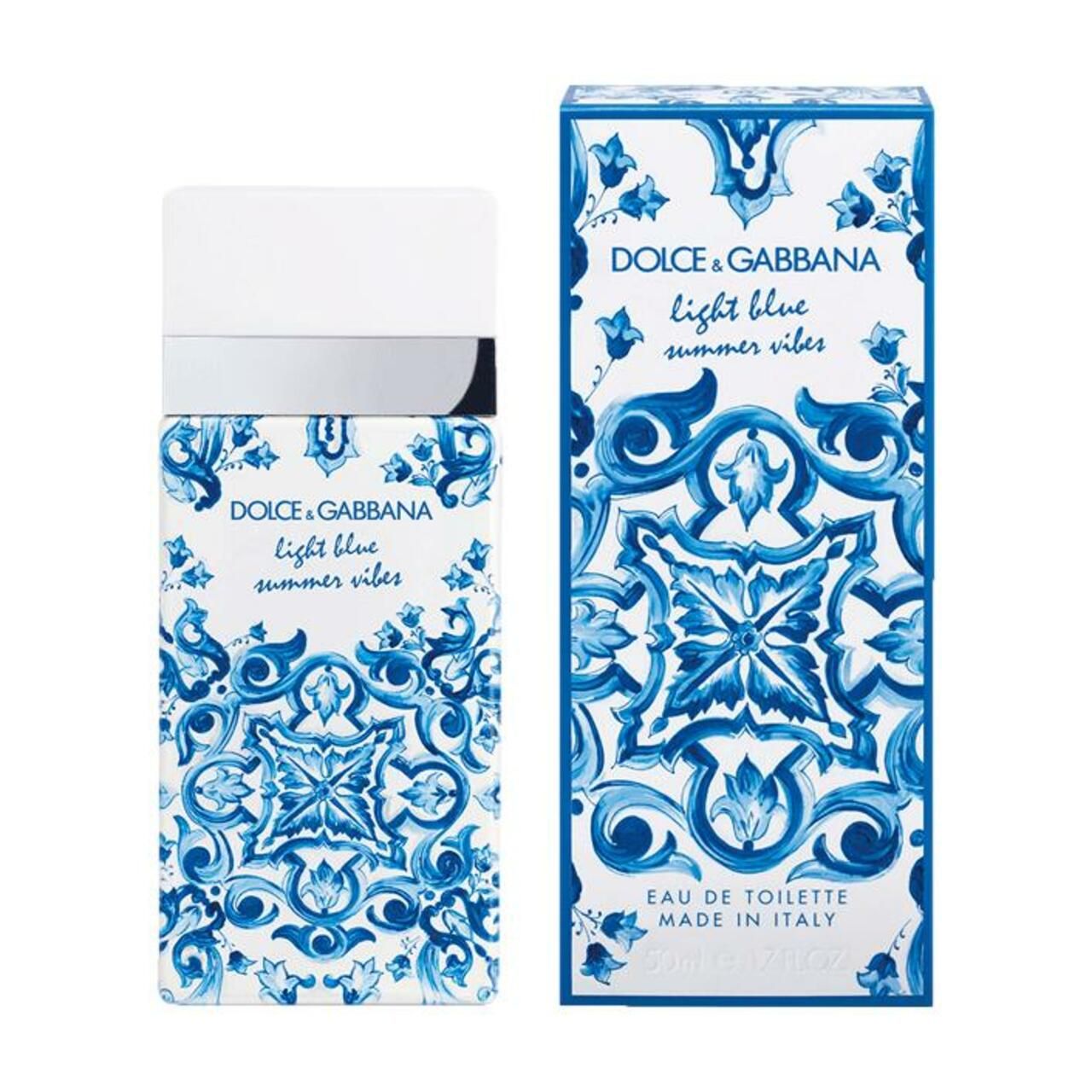 Parfumflakon und Verpackung. Weiß-blaue Musterung. Aufschrift: Dolce & Gabbana Light Blue Summer Vibes. Eau de Toilette.