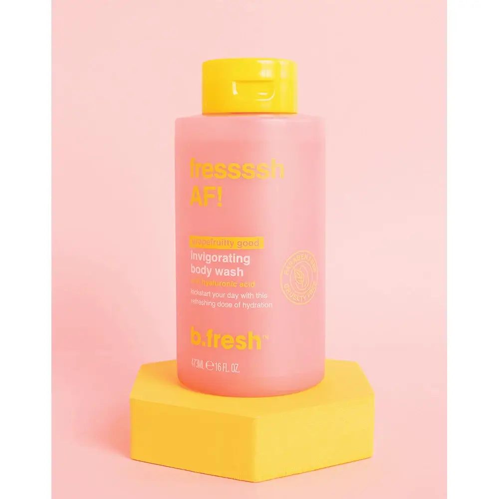 Rosa Duschgel-Flasche mit gelbem Deckel auf gelbem Podest. Aufschrift: b.fresh Fressssh AF!