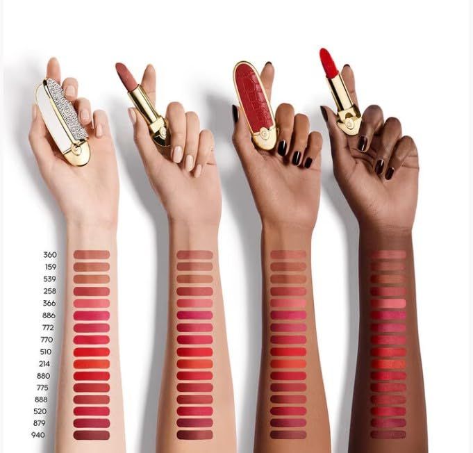 Lippenstifte in verschiedenen Farben auf Armen. Farbnummern und Markenname sind sichtbar.