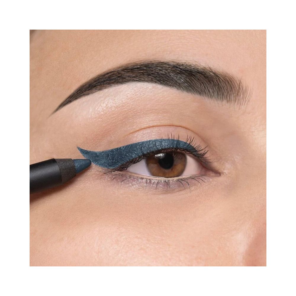 Auge mit blauem Lidstrich. Kajalstift in Anwendung.