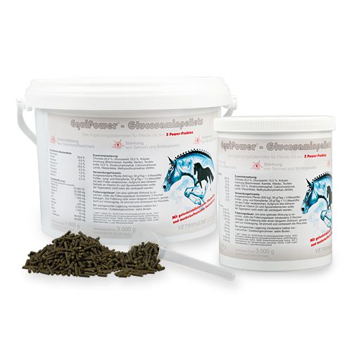 Zwei weiße Eimer und ein kleiner Behälter mit Produktetiketten. Daneben braune Pellets und ein Messlöffel. Aufschrift: EquiPower Glucosamin Pellets.