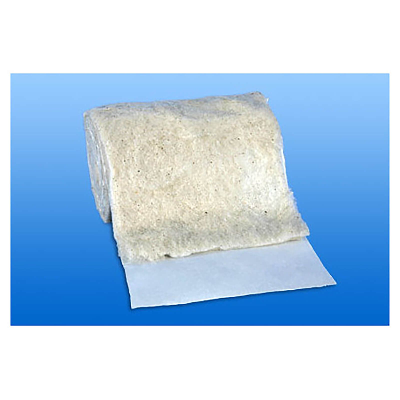 Rolle Polsterwatte, nicht entfettet, auf weißem Papier. Offene Rolle zeigt Watte. Hintergrund blau.