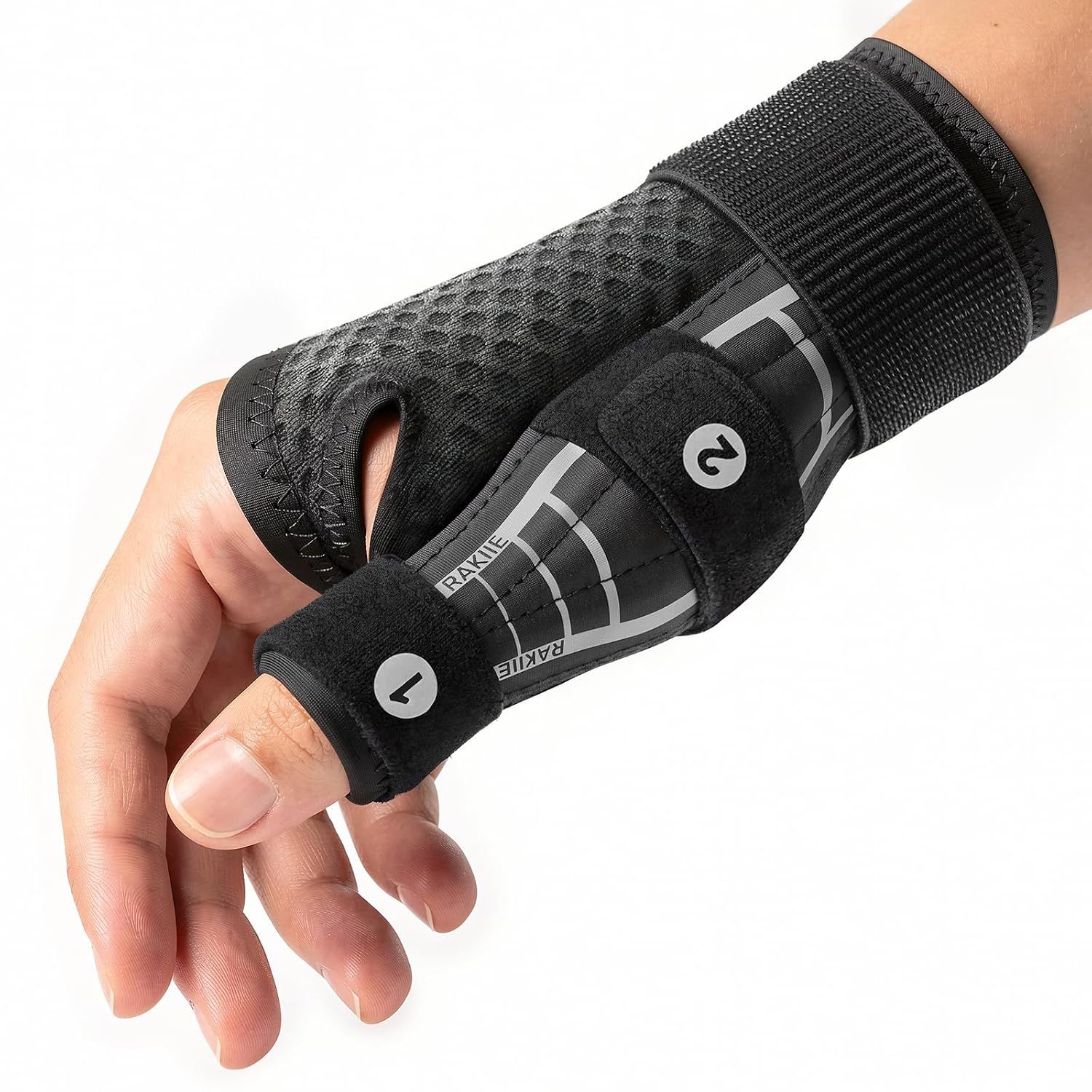Schwarze Handgelenkbandage mit Klettverschluss und Daumenöffnung.