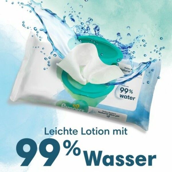 Feuchttücher-Packung mit Wasser-Spritzern. Text: Leichte Lotion mit 99% Wasser. Marke Pampers. Hilft, den natürlichen pH-Wert der Haut wiederherzustellen.