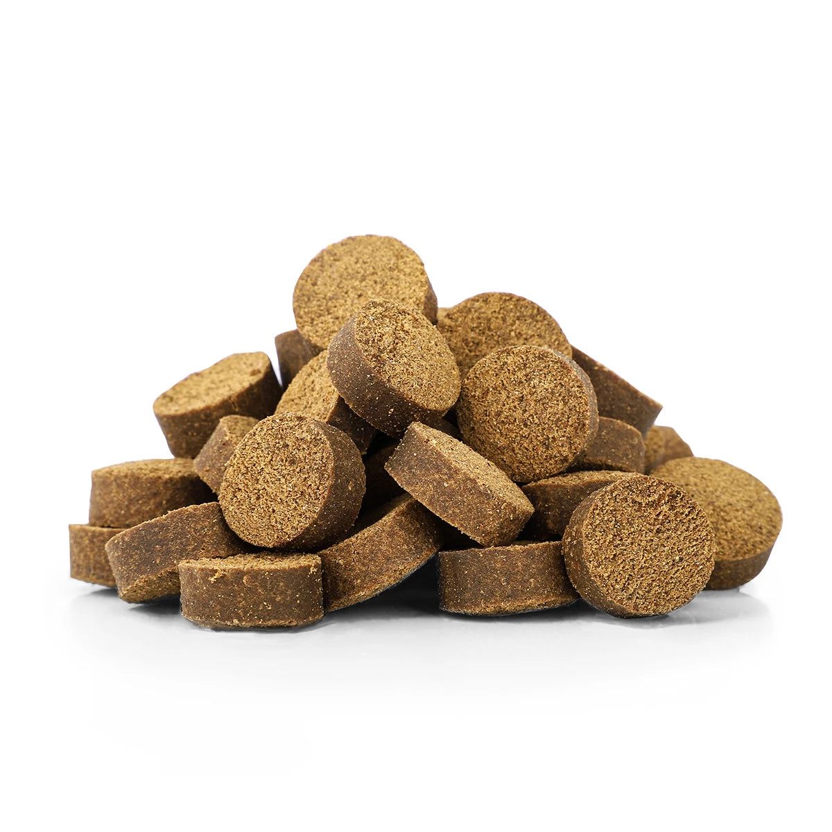 Haufen brauner, runder Snacks. Auf weißem Hintergrund.