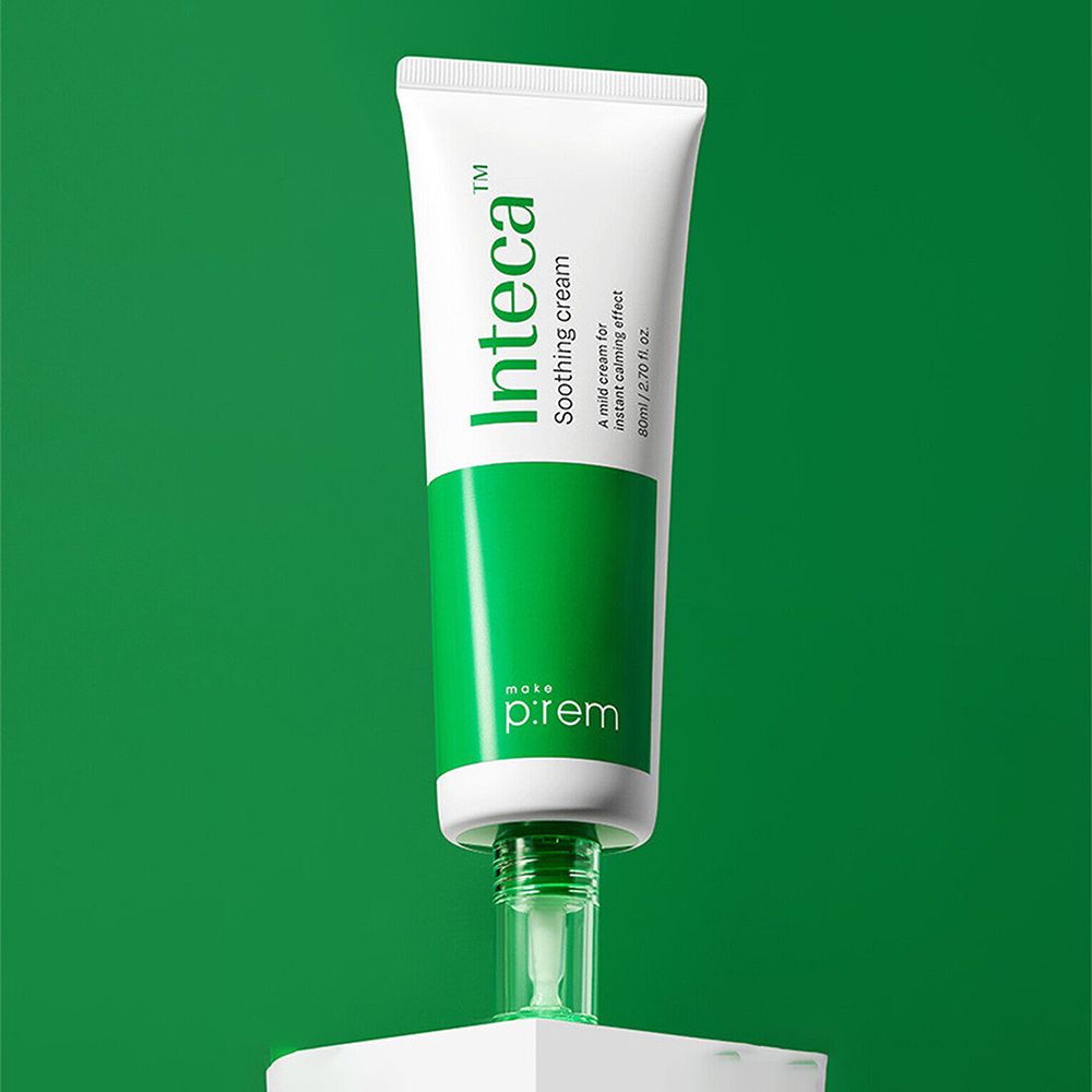 Weiße Tube mit grünem Streifen und Schriftzug 'Inteca Soothing cream'. Marke: make p:rem. Grüner Verschluss, auf Podest.
