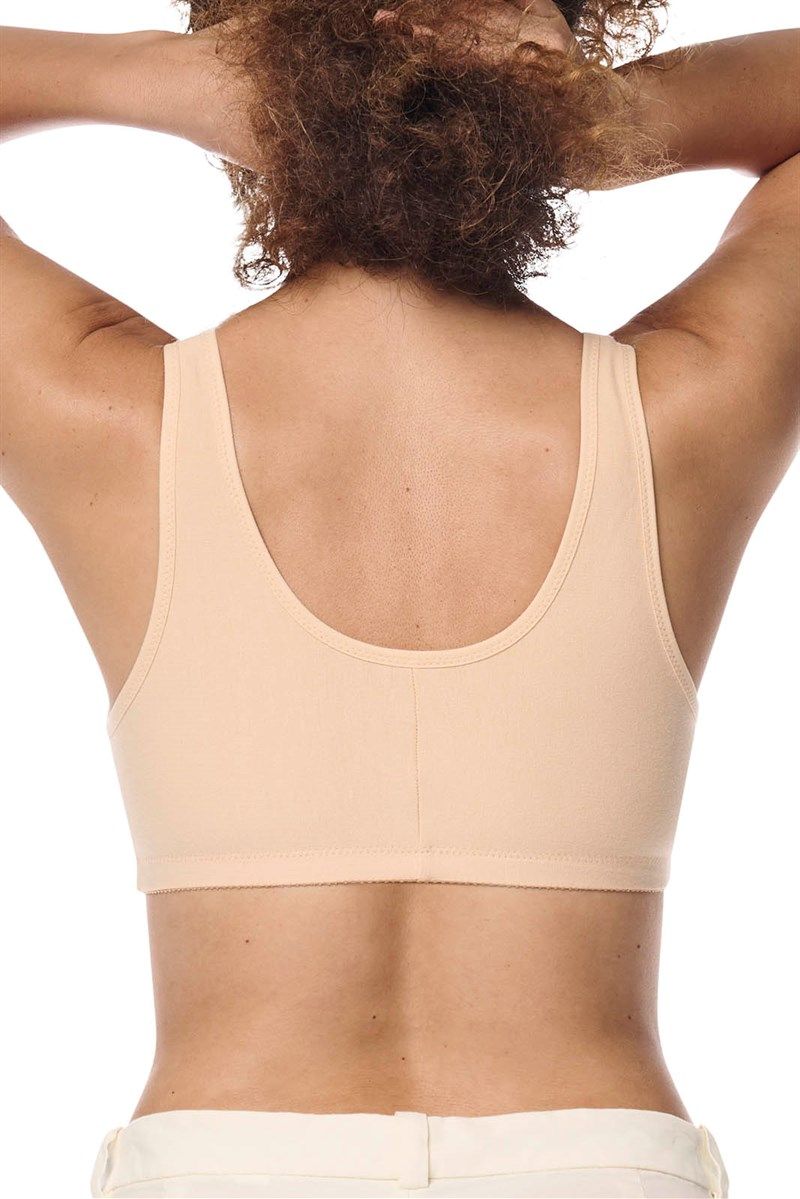 Beigefarbener BH mit Frontverschluss. Rückansicht einer Person, die ihre Arme hinter dem Kopf verschränkt.