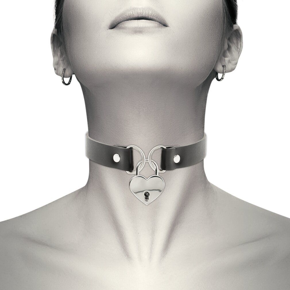 Schwarzes Lederhalsband mit Herzschloss. Silberfarbene Details. Gezeigt an einem Hals.