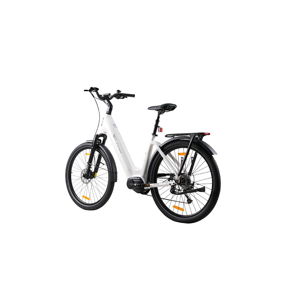 Weißes Elektrofahrrad mit schwarzen Reifen und Schutzblechen. Gepäckträger hinten. Gelbe Reflektoren an den Rädern.